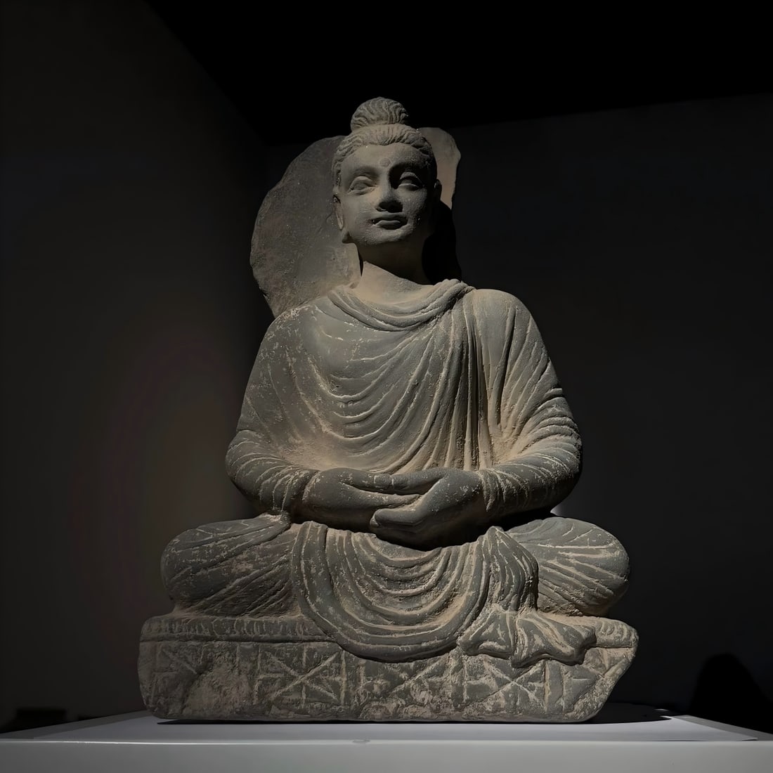 A Gandhara stone carved Buddha from the 2nd to 5th centuries AD: Gandhara stone carving Buddha backlight cracked, post-repaired, beautiful face, high artistry SIZE: W:22cm H:31cm (The Dimensions Of All Batches Are Manually Measured.If You Need More Detailed Informa