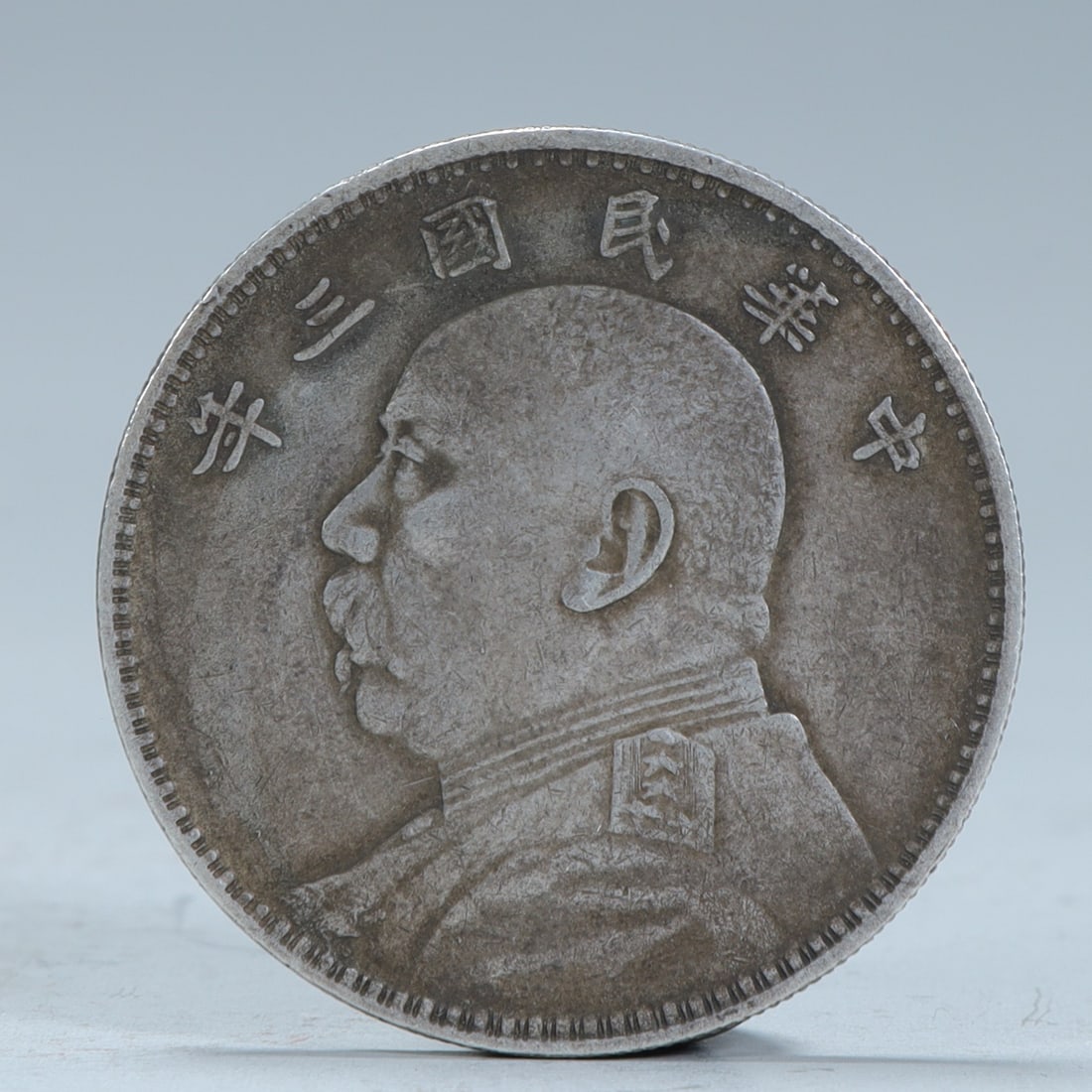 A silver coin made in the third year of the Republic of China like Yuan Shikai: In the third year of the Republic of China, a silver coin was made for the statue of Yuan Shikai SIZE: D:4cm W:26.7g (The Dimensions Of All Batches Are Manually Measured.If You Need More Detailed Info