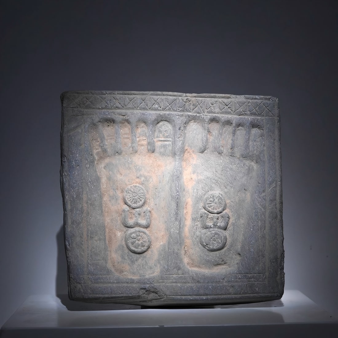 A footprint of Gandhara Buddha from the 2nd to 5th centuries AD: Gandhara Buddha's footprints SIZE: W:21cm H:20cm (The Dimensions Of All Batches Are Manually Measured.If You Need More Detailed Information, Please Contact Our Customer Service Before Bidding.)