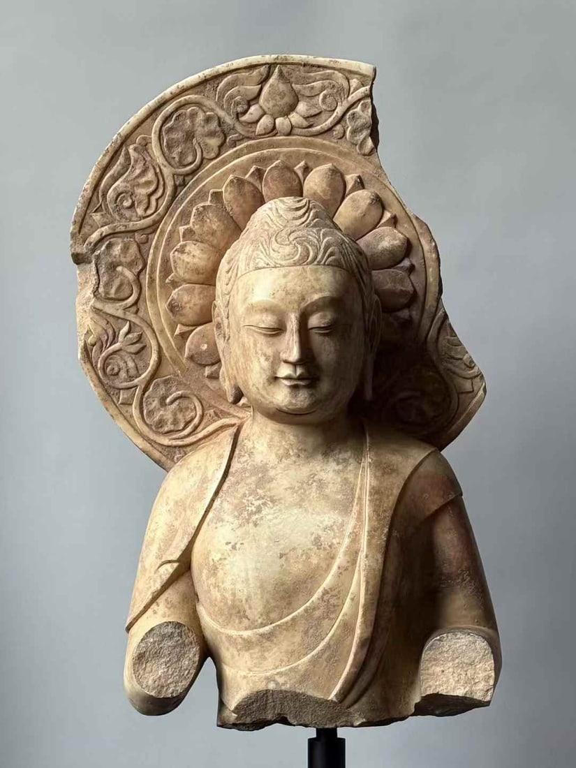 A white marble bust of the Northern Qi Dynasty: Northern Qi Han white jade bust SIZE: H: 45cm Total H: 65cm (The Dimensions Of All Batches Are Manually Measured.If You Need More Detailed Information, Please Contact Our Customer Service Before Biddi