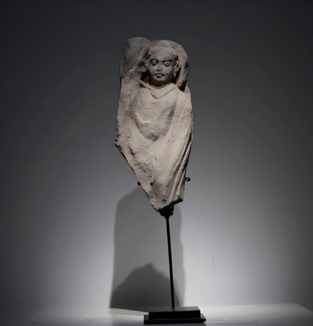 A statue of Kendra Buddha from the 2nd~5th century AD: Statue of Kendra Buddha SIZE: cm H:17cm W:7cm (The Dimensions Of All Batches Are Manually Measured.If You Need More Detailed Information, Please Contact Our Customer Service Before Bidding.)