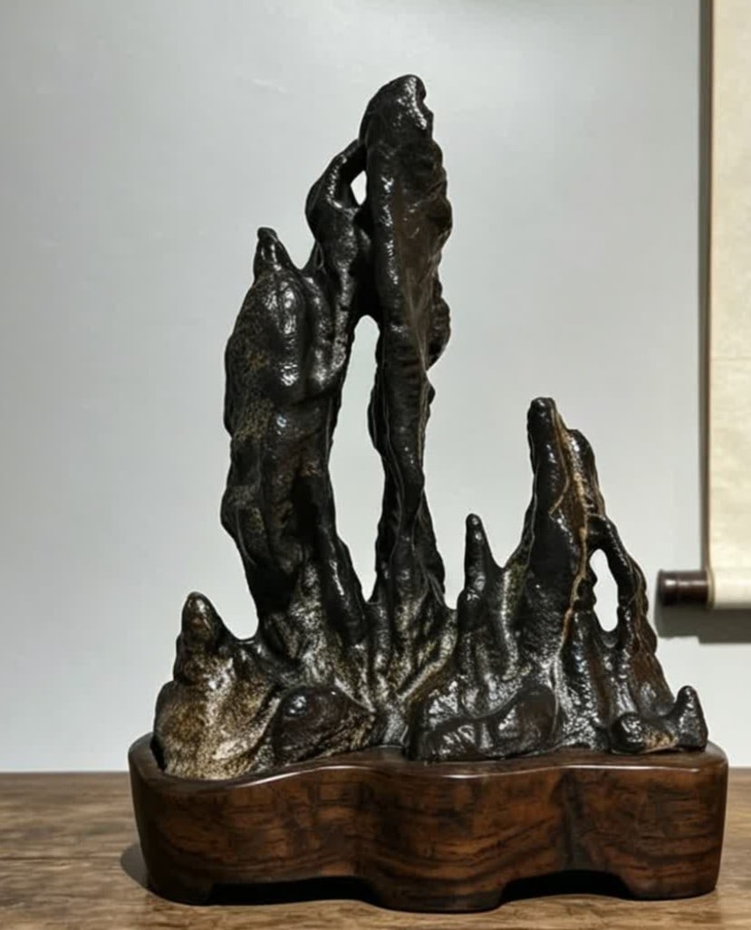 A study ornament of the Qing Dynasty Lingbi stone "Mountain Rhyme": Qing Dynasty Lingbi stone "Mountain Rhyme" study ornament SIZE: With base H: 17cm W: 13cm T: 8cm 800g (The Dimensions Of All Batches Are Manually Measured.If You Need More Detailed Information, Please