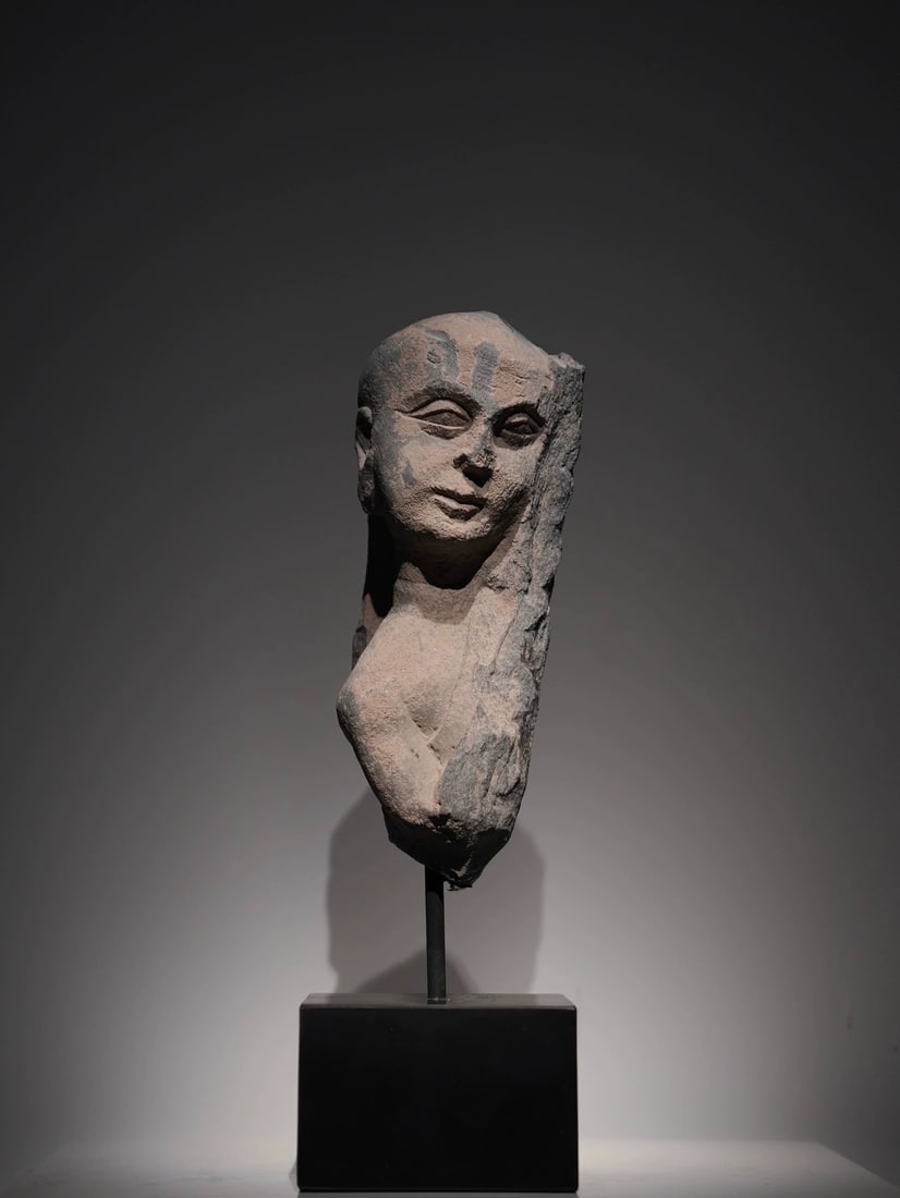 A Buddha statue of the Buddha of Gandhara from the 2nd to the 5th centuries AD of the first turn of: Gandhara Buddha's disciple bhikshu first turns the Dharma wheel Buddha statue SIZE: W: 8cm H: 20cm Send the base H: 31cm (The Dimensions Of All Batches Are Manually Measured.If You Need More Detailed 