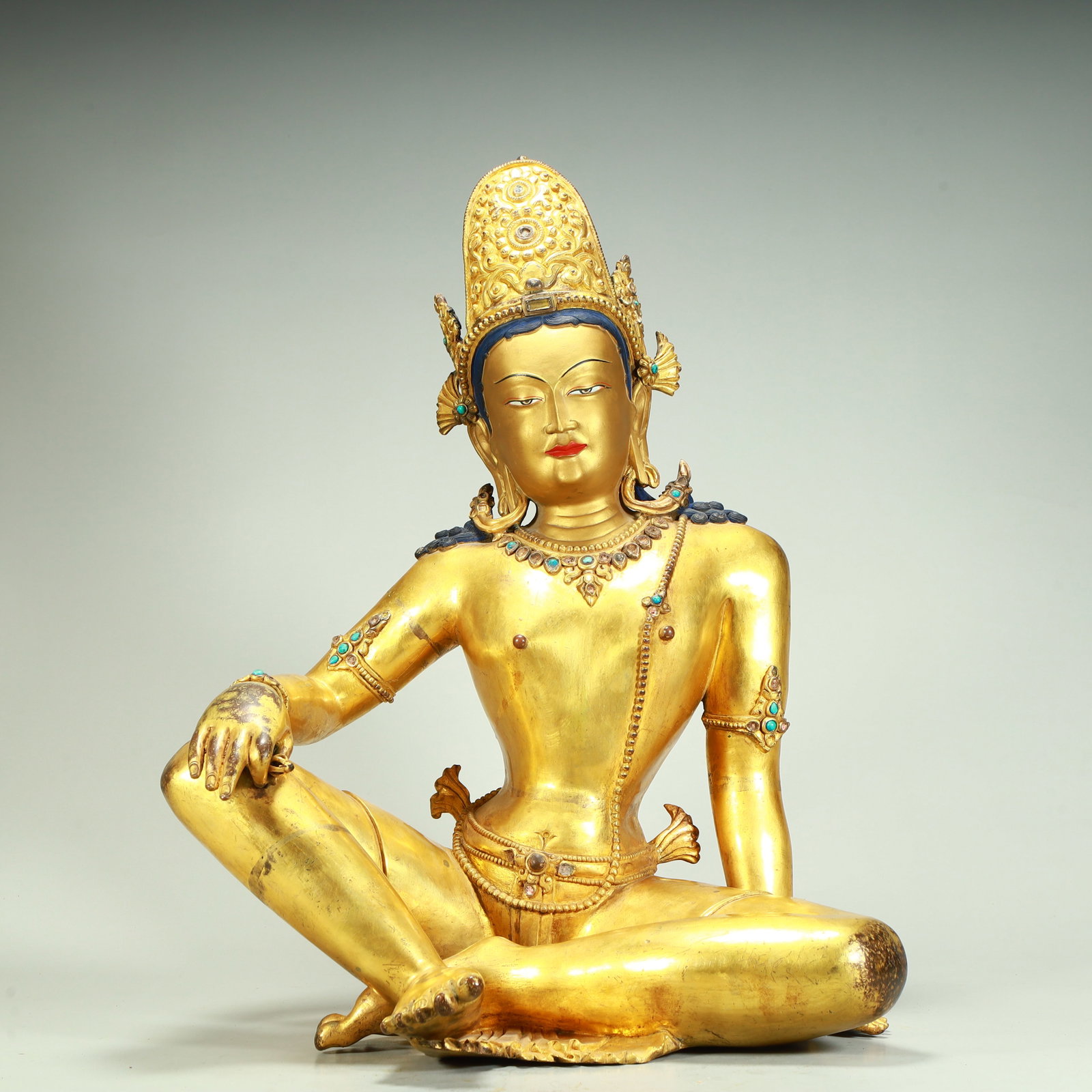 A Qing Dynasty copper-gilt inlaid treasure seated statue of Guanyin: Qing Dynasty copper gilt inlaid treasure free Guanyin seated statue SIZE: H:45cm L:34cm W:26cm W:14.8kg (The Dimensions Of All Batches Are Manually Measured.If You Need More Detailed Information, Plea