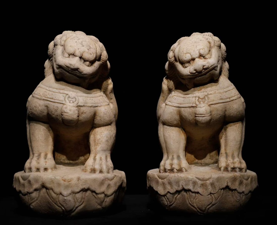 A pair of Qing Dynasty white jade lions: A pair of white jade lions in the Qing Dynasty SIZE: H:40cm D:22cm (The Dimensions Of All Batches Are Manually Measured.If You Need More Detailed Information, Please Contact Our Customer Service Befor