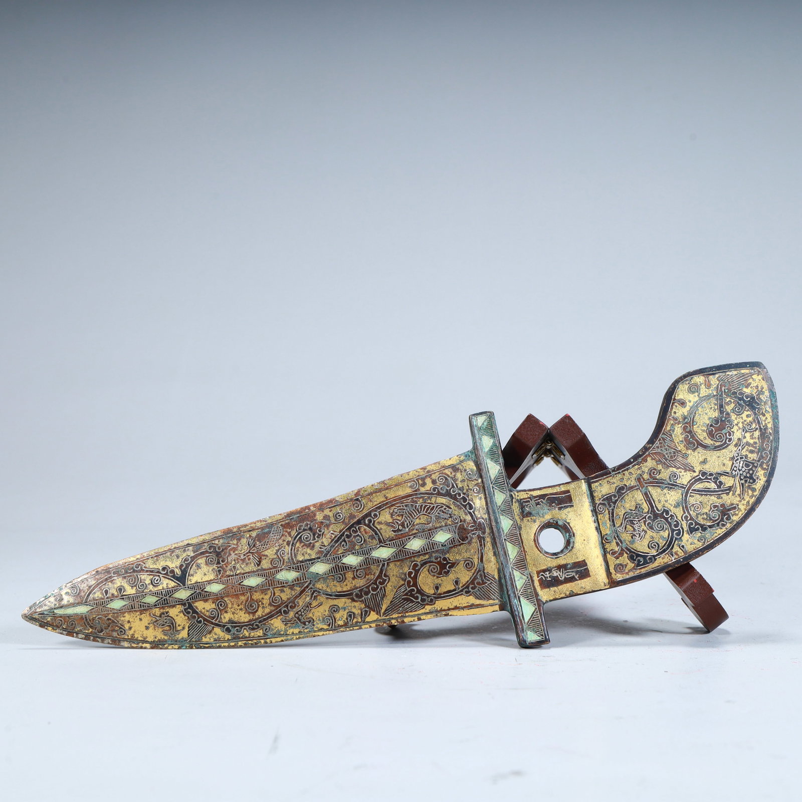 A Qing Dynasty bronze incorrectly gold and silver inlaid with pine and stone Ge: Qing Dynasty bronze inlaid with gold and silver inlaid with pine and stone spears SIZE: H:7.5cm L:24cm W:0.5cm W:375g (The Dimensions Of All Batches Are Manually Measured.If You Need More Detailed Inf