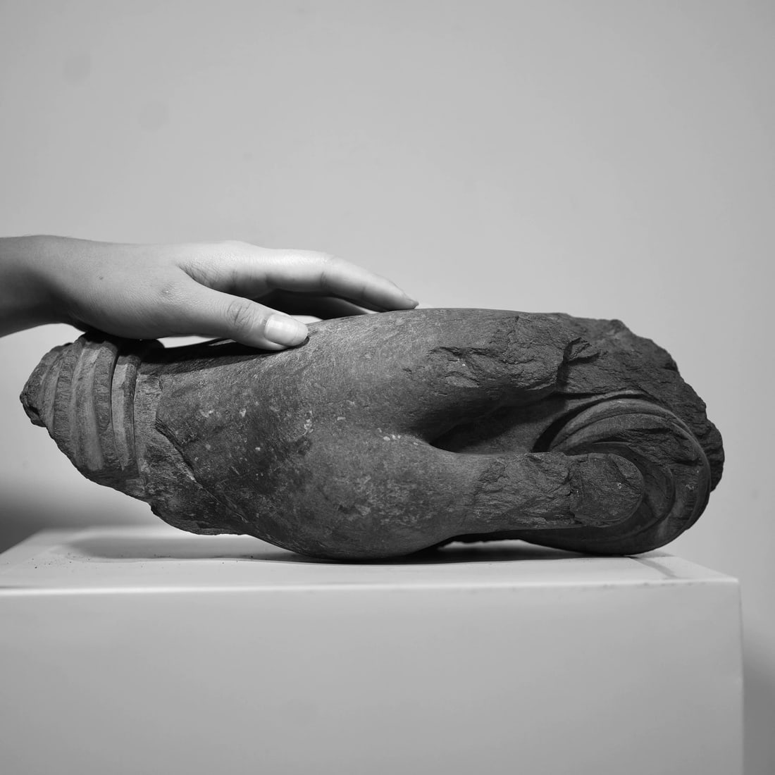 A Gandhara stone carving from the 2nd to 5th centuries AD Buddha's hand: Hand Gandhara stone carving Buddha's hand SIZE: L:30cm W:13cm (The Dimensions Of All Batches Are Manually Measured.If You Need More Detailed Information, Please Contact Our Customer Service Before Bid