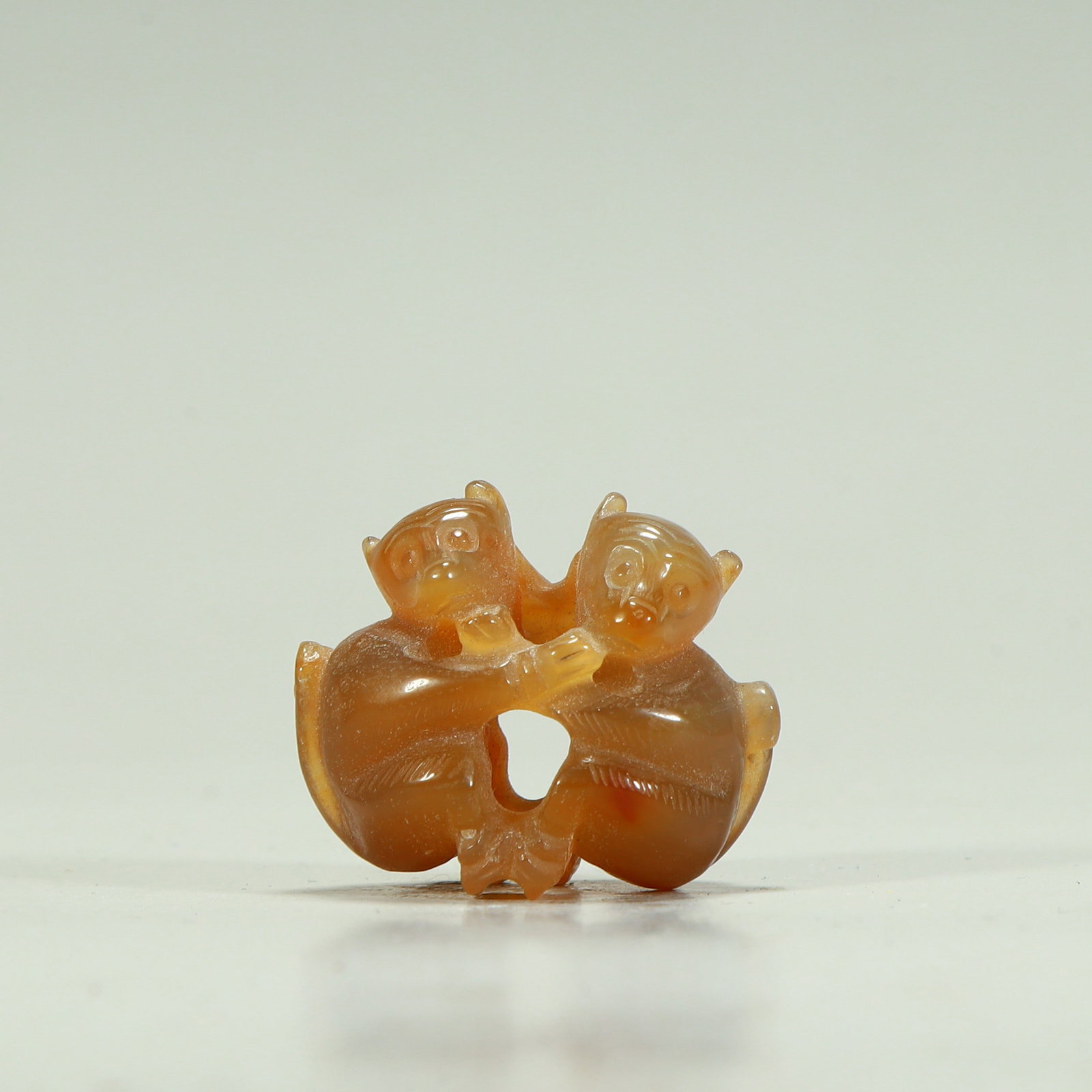 A Qing Dynasty agate double monkey ornament (1 of 5)