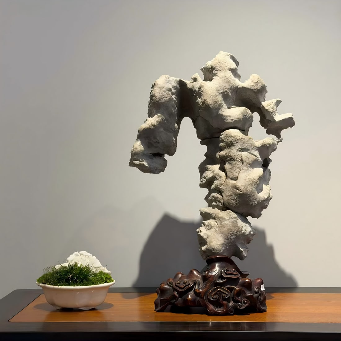 A Qing Dynasty Taihu Lake stone study room desk clear offering: The Qing Dynasty Taihu Lake Stone Study Room desk Qing Supply is not as good as the Taihu Lake peak on the stone, the collar is vigorous, the cave hub is accompanied by a few emerald shadows, and the 
