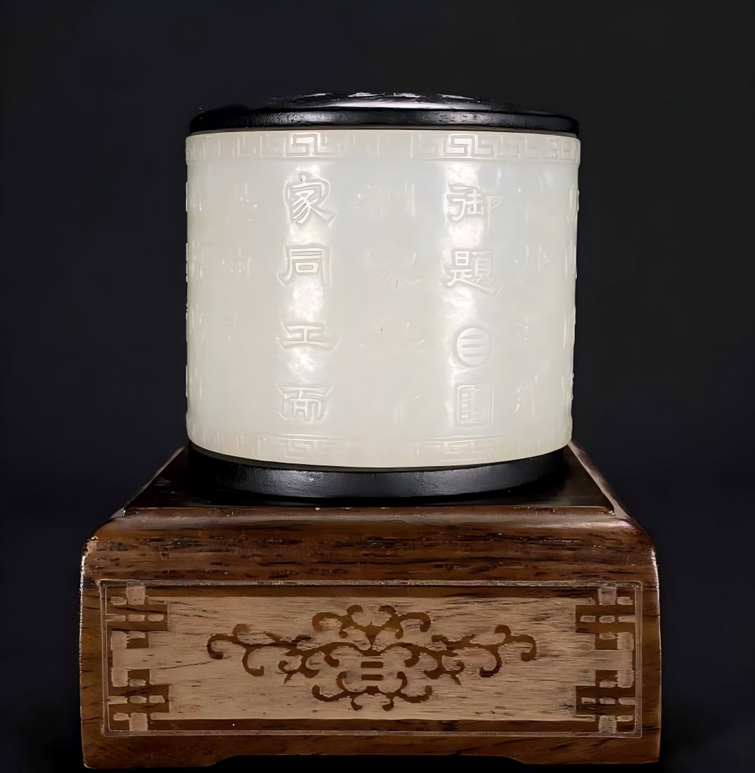 A piece of Qing Qianlong Hetian jade seed material white jade imperial poetry sachet finger box: Qing Qianlong Hetian jade seed material white jade imperial poetry sachet finger box ornament This sachet jade box is made of Hetian white jade seed material, jade is delicate, has excellent oiliness,