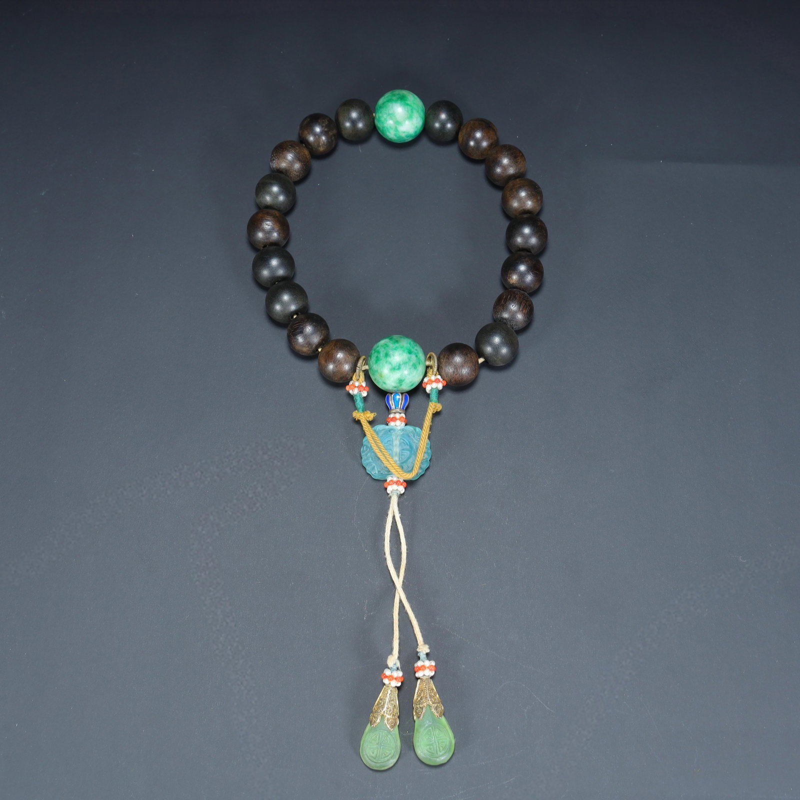 A piece of Qing Dynasty agarwood with a dragon horn court Buddha string: Qing Dynasty agarwood with dragon horn court Buddha string SIZE: Large beads D: 2cm Small beads D: 1.6cm W: 69.3g (The Dimensions Of All Batches Are Manually Measured.If You Need More Detailed Informa