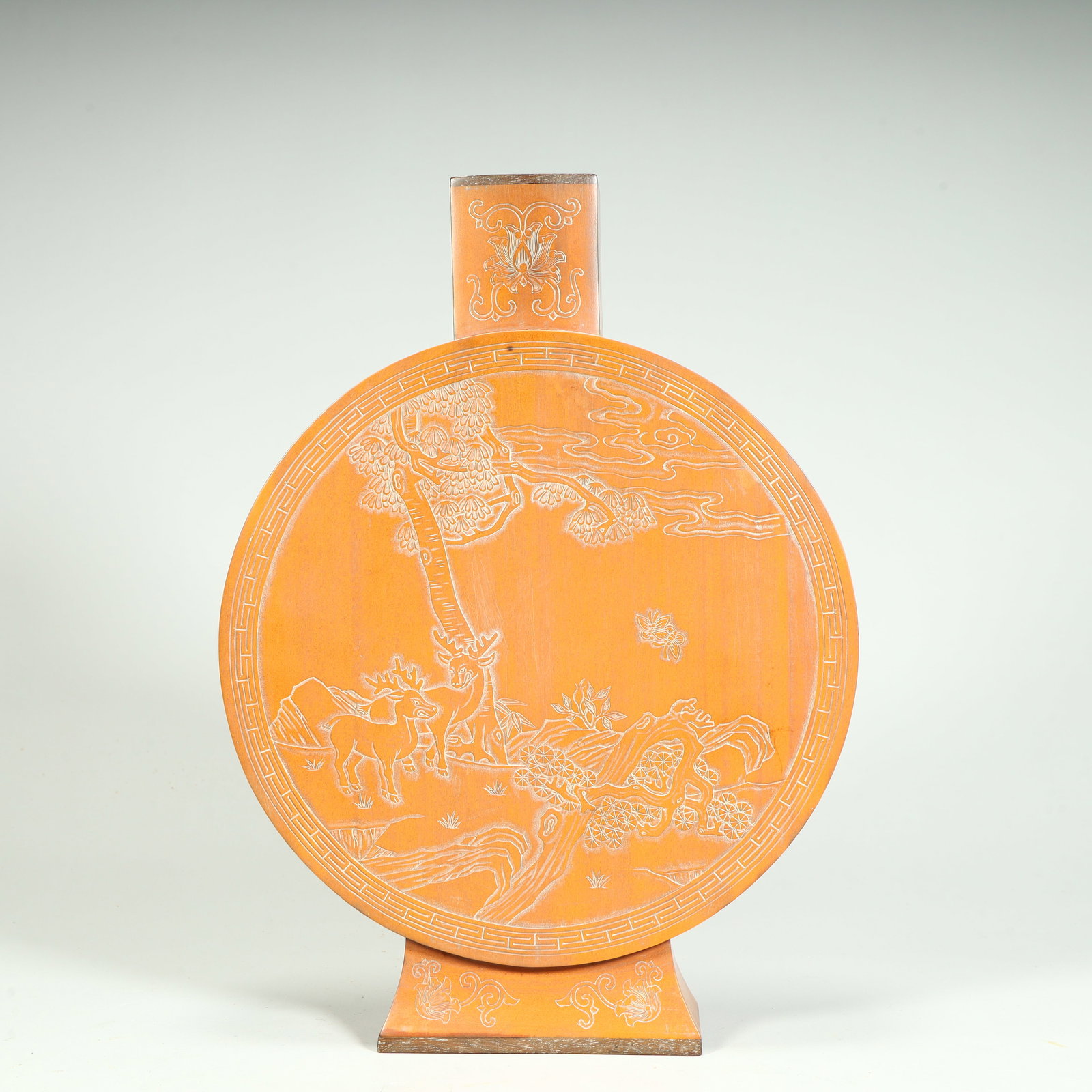 A Qing Dynasty bamboo yellow carved pine deer pattern flat bottle: Qing Dynasty bamboo yellow carved pine deer pattern flat bottle SIZE: H:26.5cm L:19cm W:4cm W:433g (The Dimensions Of All Batches Are Manually Measured.If You Need More Detailed Information, Please Co
