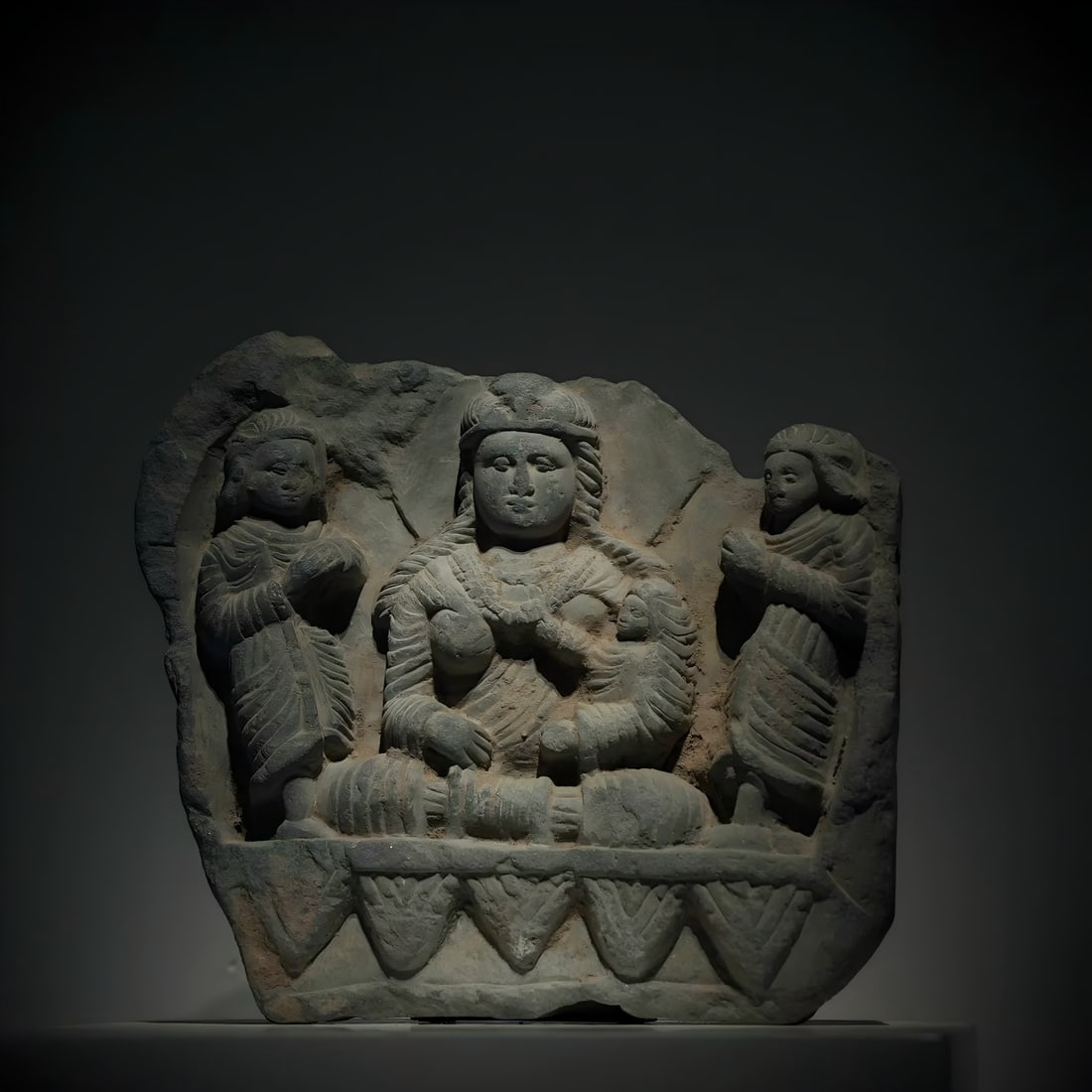 A Gandhara stone carving of the Gandhara ghost mother from the 2nd to the 5th centuries AD: Gandhara Gandhara Gandhara Stone Carving There is a profound story behind the image of the Mother of the Emperor. Legend has it that she was originally a yaksha named Holidi, who went crazy because of