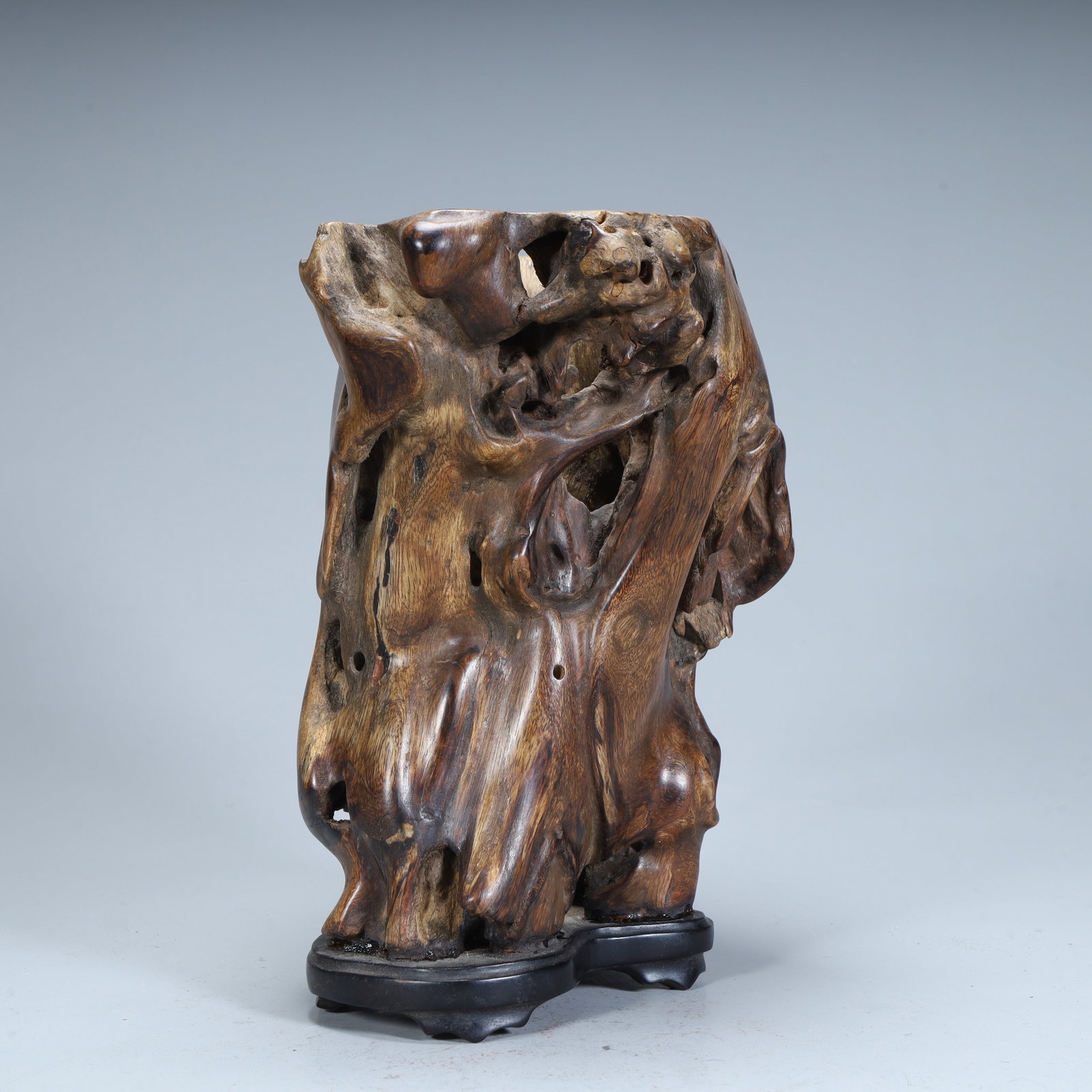 A Qing Dynasty wooden root carved pen holder: Qing Dynasty Casual Wooden Root Carved Pen Holder SIZE: H:19cm L:13cm W:11cm W:675g (The Dimensions Of All Batches Are Manually Measured.If You Need More Detailed Information, Please Contact Our Custo