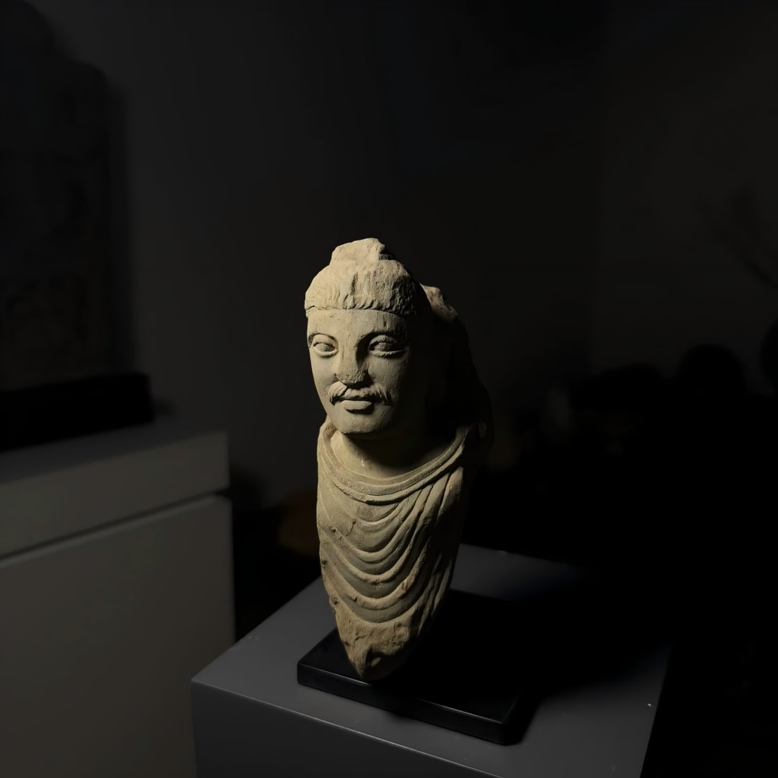 A Gandhara Buddha head in gray schist from the 2nd to 5th centuries AD: Gandhara Buddha's head SIZE: W:7.5cm H:19cm (The Dimensions Of All Batches Are Manually Measured.If You Need More Detailed Information, Please Contact Our Customer Service Before Bidding.)