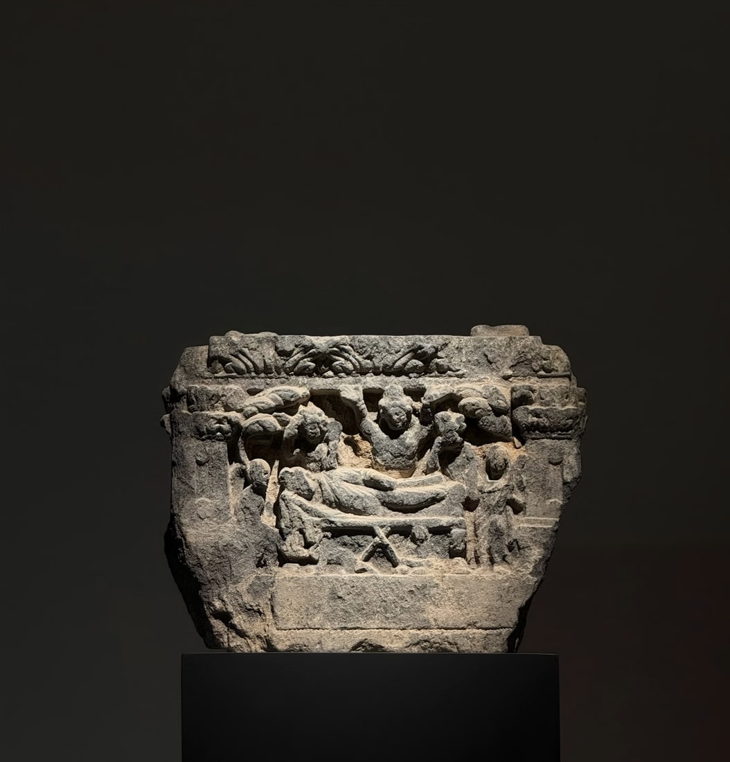 A Gandhara Buddha from the 2nd to 5th centuries AD transmitted the sutra of Nirvana: Gandhara Buddha Shakyamuni on the sleeping platform in the middle of the Sara twin trees Nirvana on the left side of the great disciple Mahakasyapa, holding the Vajra hand with a sad expression behind
