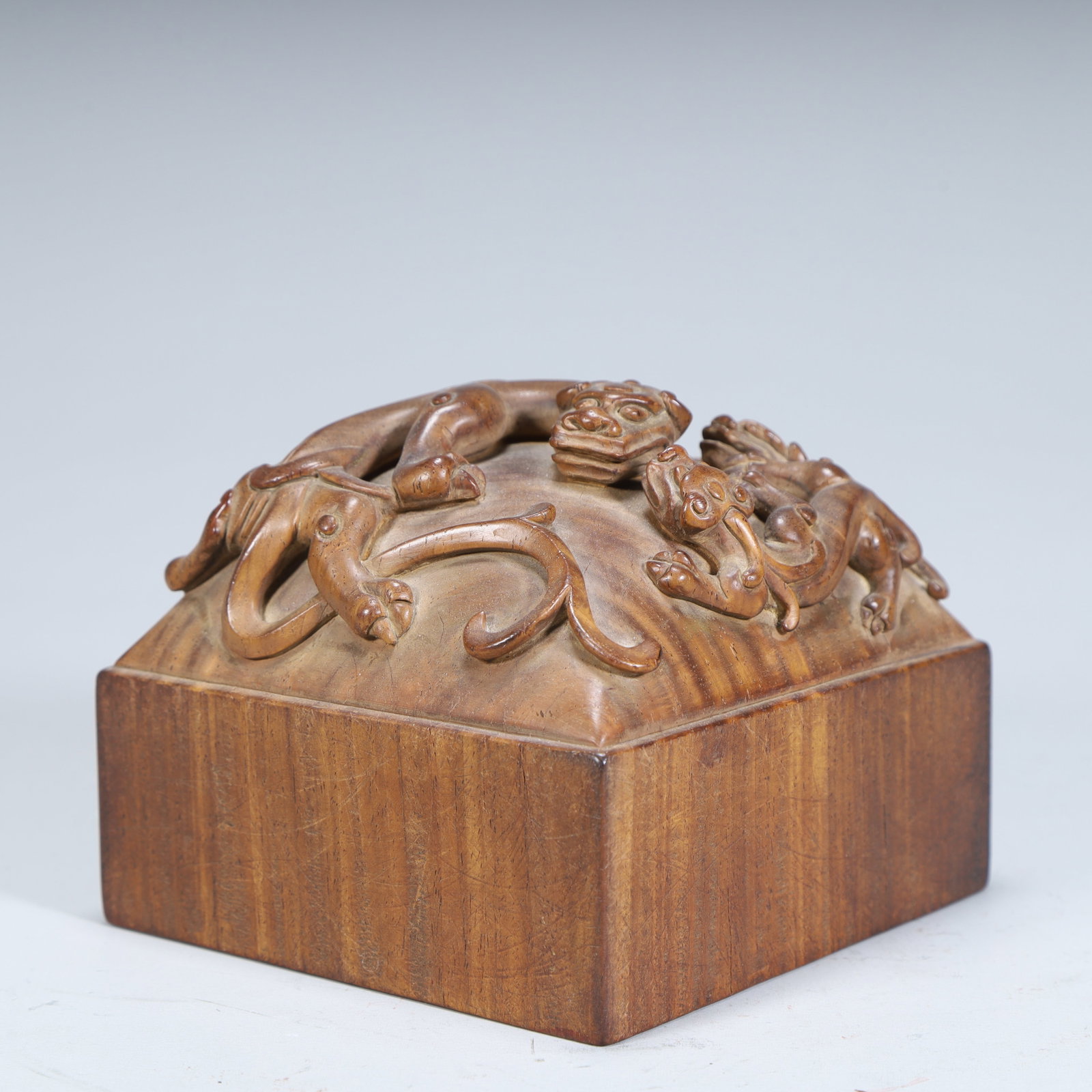A Qing Dynasty boxwood carved double dragon button seal: Qing Dynasty boxwood carving double dragon button seal SIZE: H:8cm L:10cm W:10cm W:679g (The Dimensions Of All Batches Are Manually Measured.If You Need More Detailed Information, Please Contact Our C