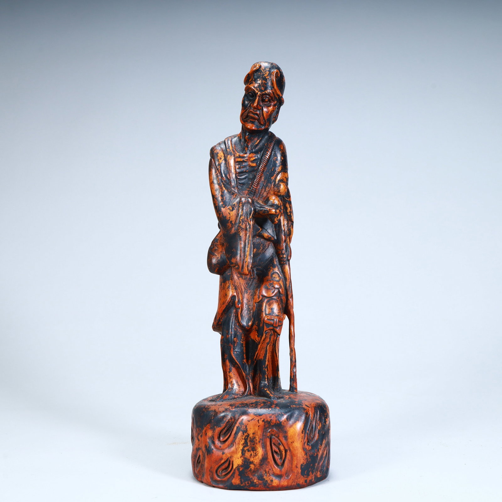 A statue of Li Li in the Qing Dynasty boxwood carved iron crutch: Qing Dynasty boxwood carving iron crutch Li statue SIZE: H:30cm L:9.5cm W:9cm W:564g (The Dimensions Of All Batches Are Manually Measured.If You Need More Detailed Information, Please Contact Our Cust