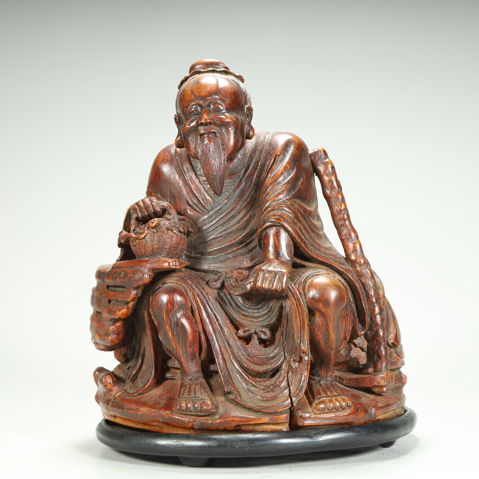 A bamboo carving old man in the Qing Dynasty: Qing Dynasty bamboo carving old man collecting herbs SIZE: H:18cm L:15.5cm W:14cm W:609g (The Dimensions Of All Batches Are Manually Measured.If You Need More Detailed Information, Please Contact Our 