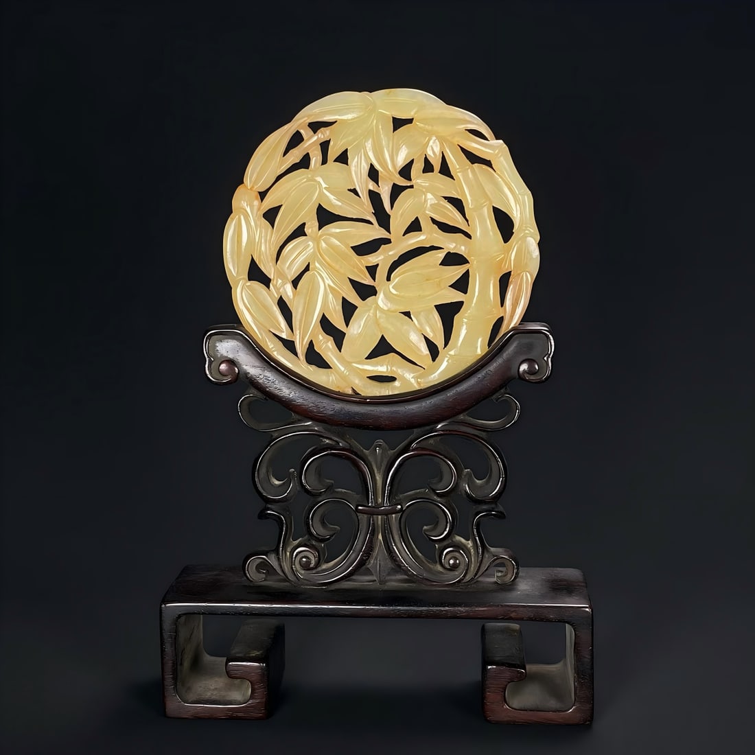 A piece of Qing Qianlong Hetian jade seed material topaz transparent carved bamboo joint gentleman: Qing Qianlong Hetian jade seed material topaz transparent carved bamboo joint gentleman pendant piece is made of topaz, the color is yellow and positive, soft as fat, topaz is rare because of its rari