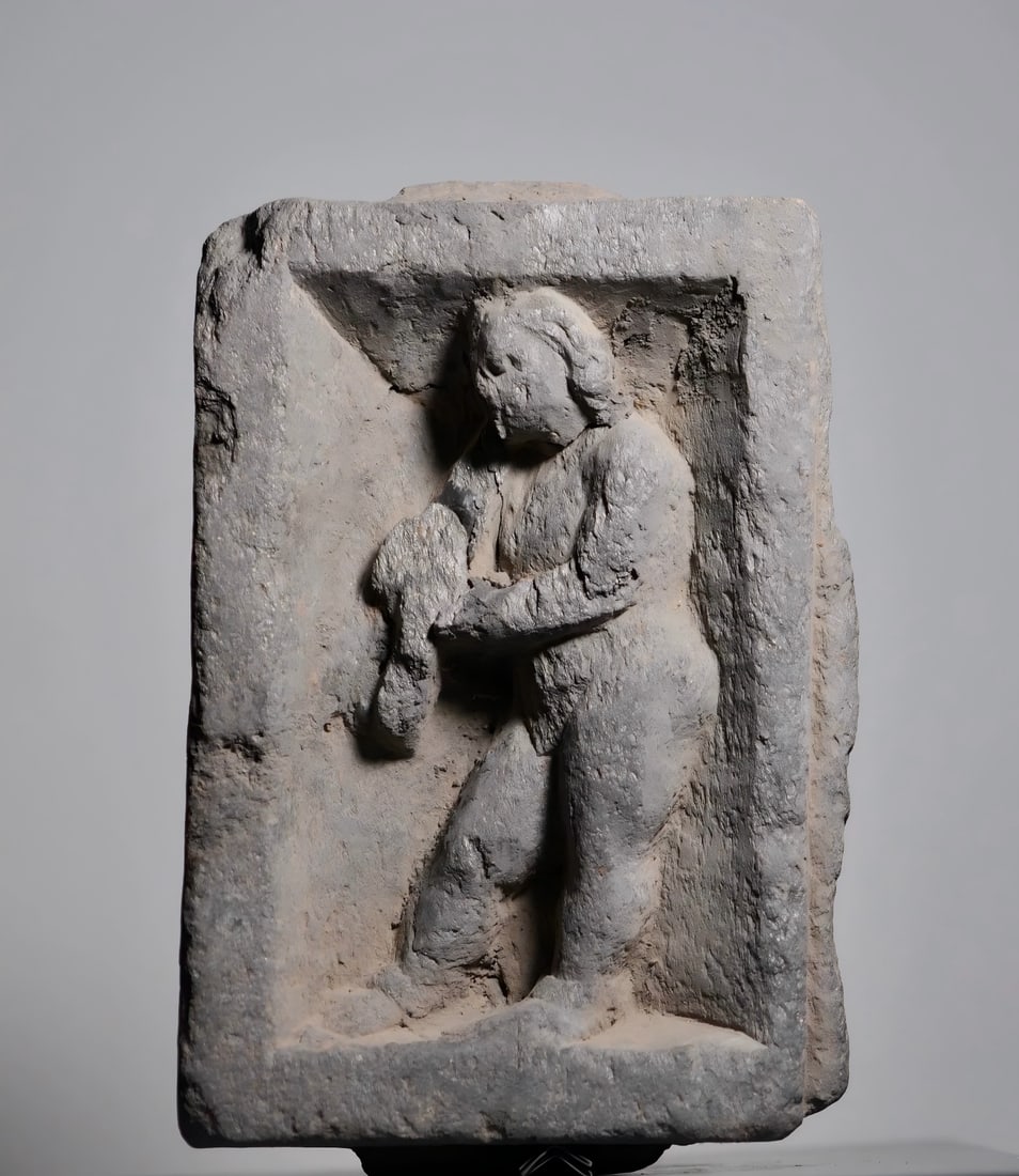A Gandhara stone carving from the 2nd to 5th centuries AD devoted to the offering: Gandhara stone carving devout offeror SIZE: W:11cm H:17cm (The Dimensions Of All Batches Are Manually Measured.If You Need More Detailed Information, Please Contact Our Customer Service Before Bidding