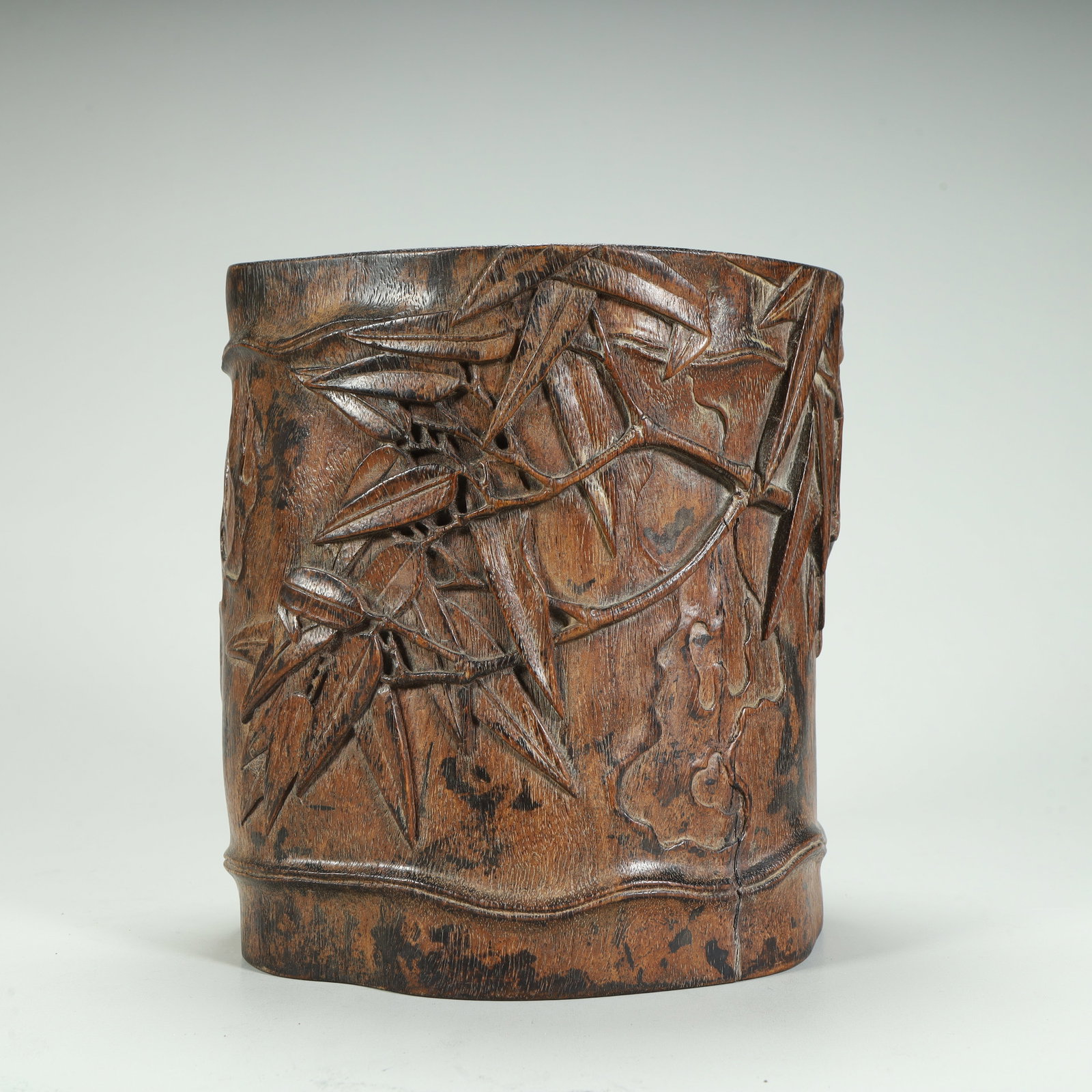 A Qing Dynasty wood carved bamboo pattern pen holder: Qing Dynasty wood carving bamboo pattern pen holder SIZE: H:15.5cm L:14.5cm W:12cm W:1345g (The Dimensions Of All Batches Are Manually Measured.If You Need More Detailed Information, Please Contact Ou