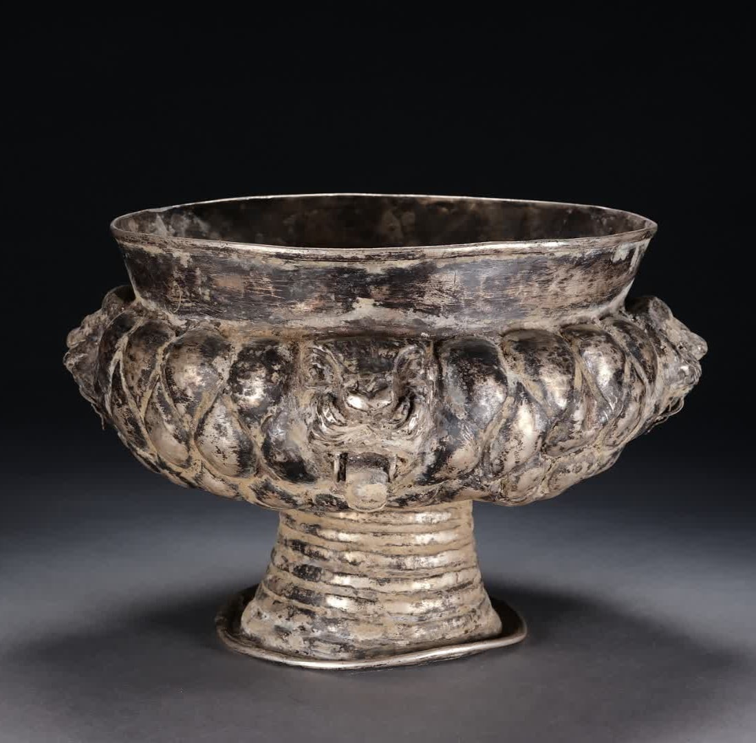 A Tang Dynasty silver beast head cup: Tang Dynasty silver beast head cup SIZE: H:14cm mouth D ? 17cm (The Dimensions Of All Batches Are Manually Measured.If You Need More Detailed Information, Please Contact Our Customer Service Before Bi