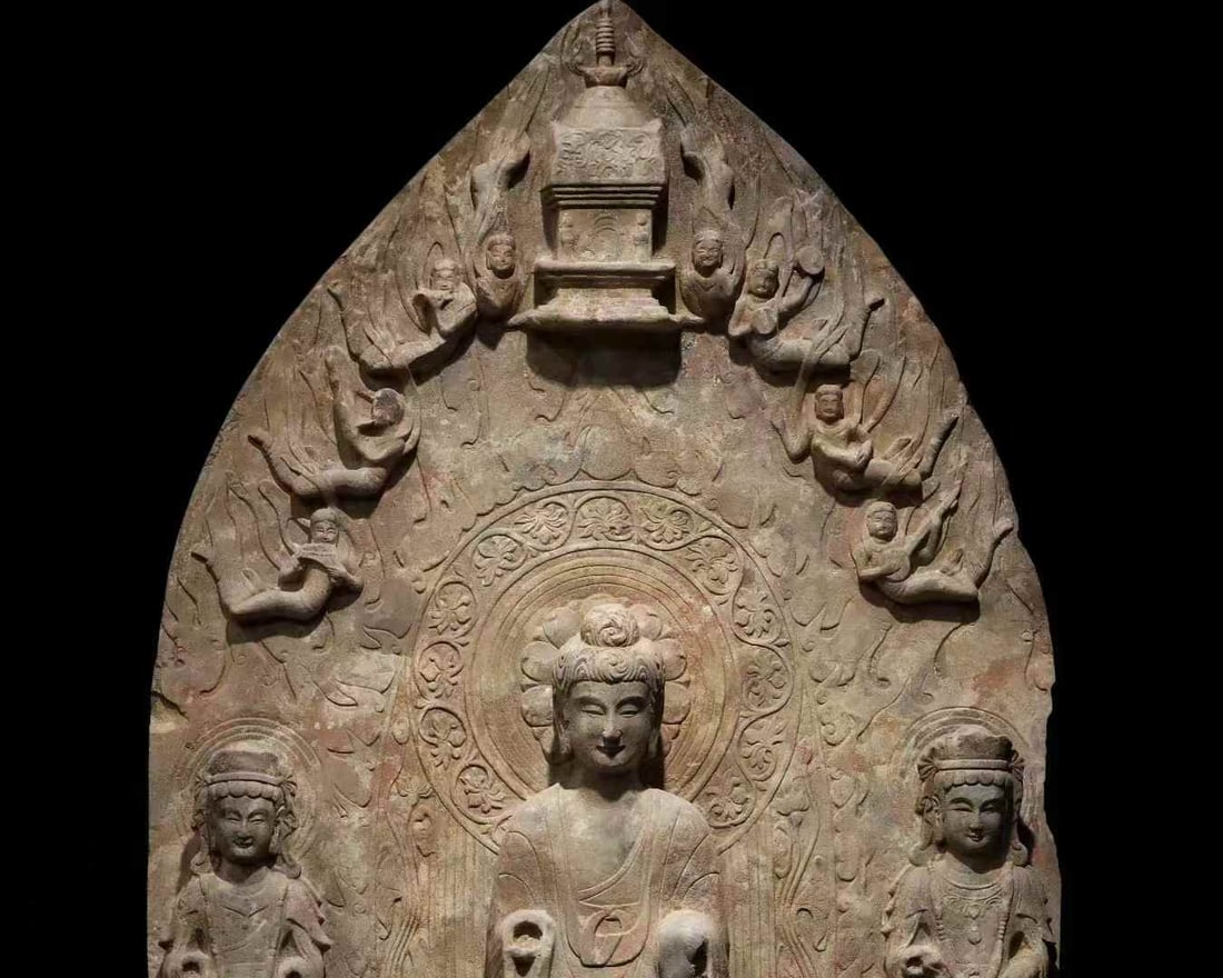 A large Wei back screen with three Buddha statues - 2