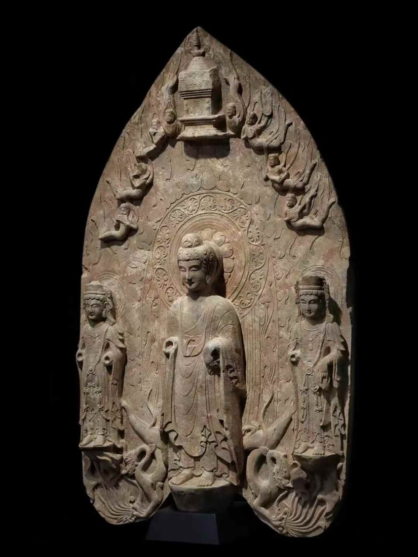 A large Wei back screen with three Buddha statues - 3