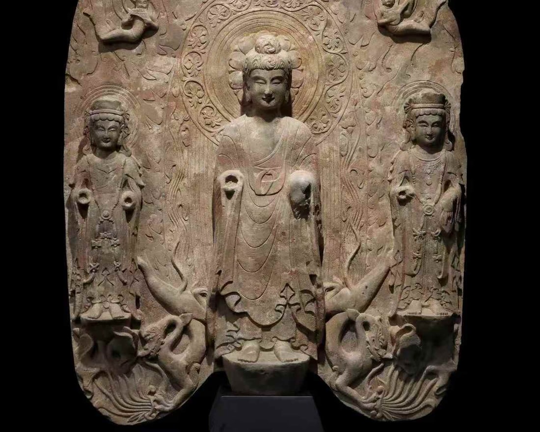 A large Wei back screen with three Buddha statues - 4
