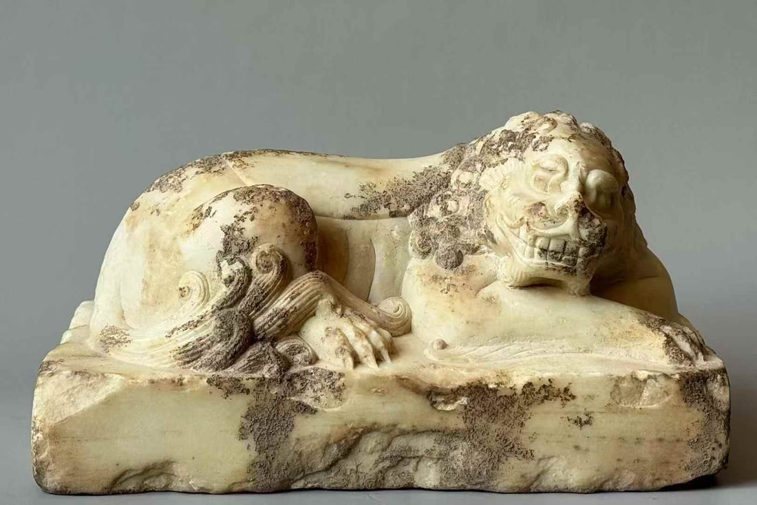 A Song Han white jade lion: Song Han white jade lion SIZE: H:13cm L:26cm W:14cm (The Dimensions Of All Batches Are Manually Measured.If You Need More Detailed Information, Please Contact Our Customer Service Before Bidding.)