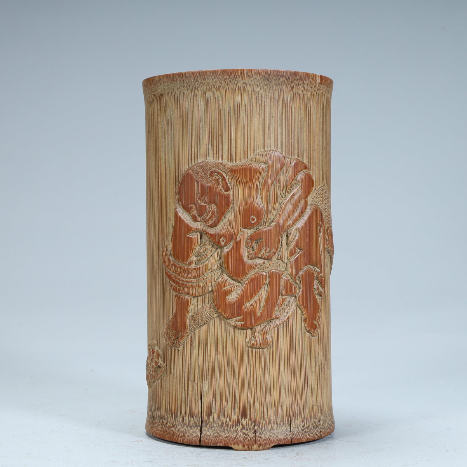 A Qing Dynasty bamboo carved bangs play golden toad pen holder: Qing Dynasty bamboo carved bangs play golden toad pen holder SIZE: H:13.5cm L:7.3cm W:7.3cm W:150g (The Dimensions Of All Batches Are Manually Measured.If You Need More Detailed Information, Please Co