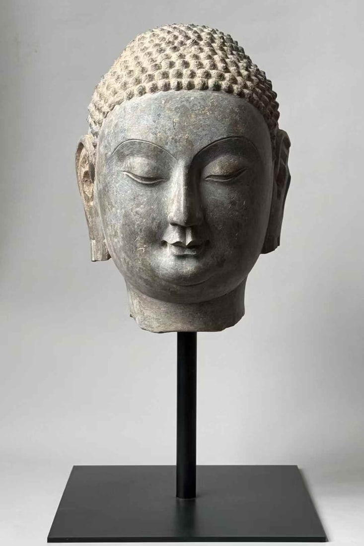 A piece of bluestone Buddha head of the Northern Qi Dynasty: The head of the Northern Qi bluestone Buddha SIZE: H: 24cm Total H: 38cm (The Dimensions Of All Batches Are Manually Measured.If You Need More Detailed Information, Please Contact Our Customer Service