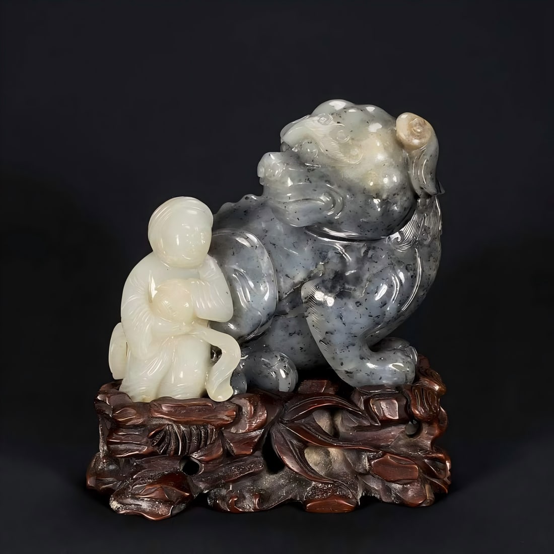A piece of Qing Qianlong Hetian jade seed material black and white jade beautiful Hu people lion: Qing Qianlong Hetian jade seed material black and white jade beautiful Hu people lion ornament is refined from Hetian black and white jade, with a huge body, heavy hands, and warm jade. The theme is H