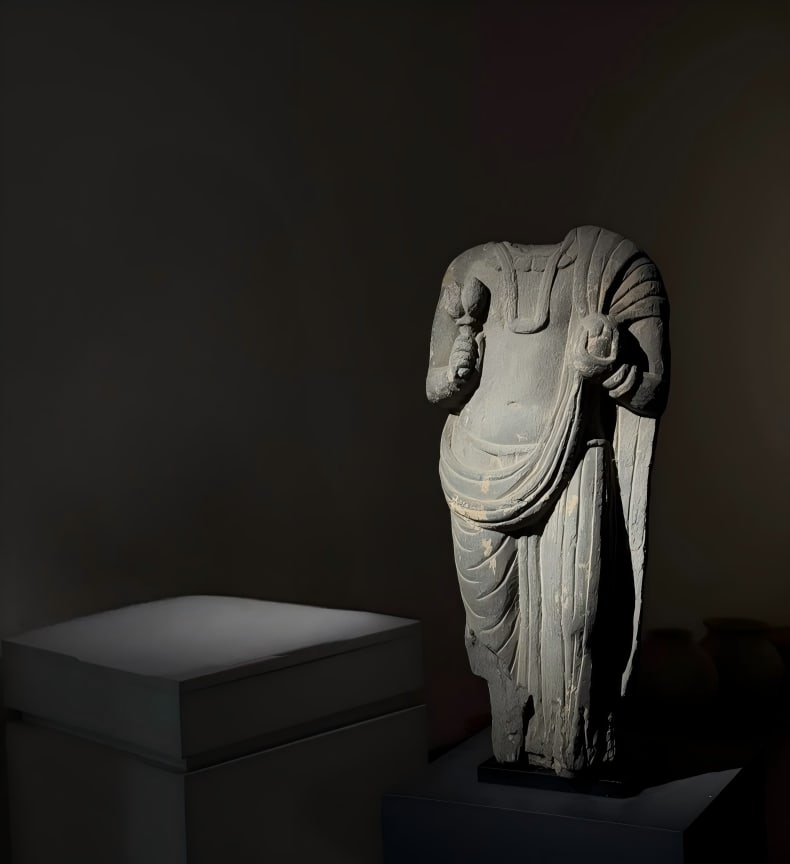 A statue of Gandhara Guanyin Bodhisattva in gray schist from the 2nd to 5th centuries AD: Statue of Guanyin Bodhisattva of Gandhara SIZE: W:16cm H:35cm (The Dimensions Of All Batches Are Manually Measured.If You Need More Detailed Information, Please Contact Our Customer Service Before Bid