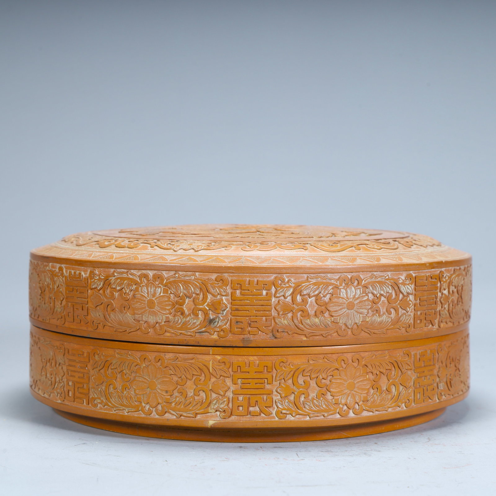 A Qing Dynasty bamboo yellow carved entwined flower longevity pattern cover box: Qing Dynasty bamboo yellow carved entwined flower longevity pattern cover box SIZE: H:6.5cm L:17cm W:17cm W:432g (The Dimensions Of All Batches Are Manually Measured.If You Need More Detailed Informat