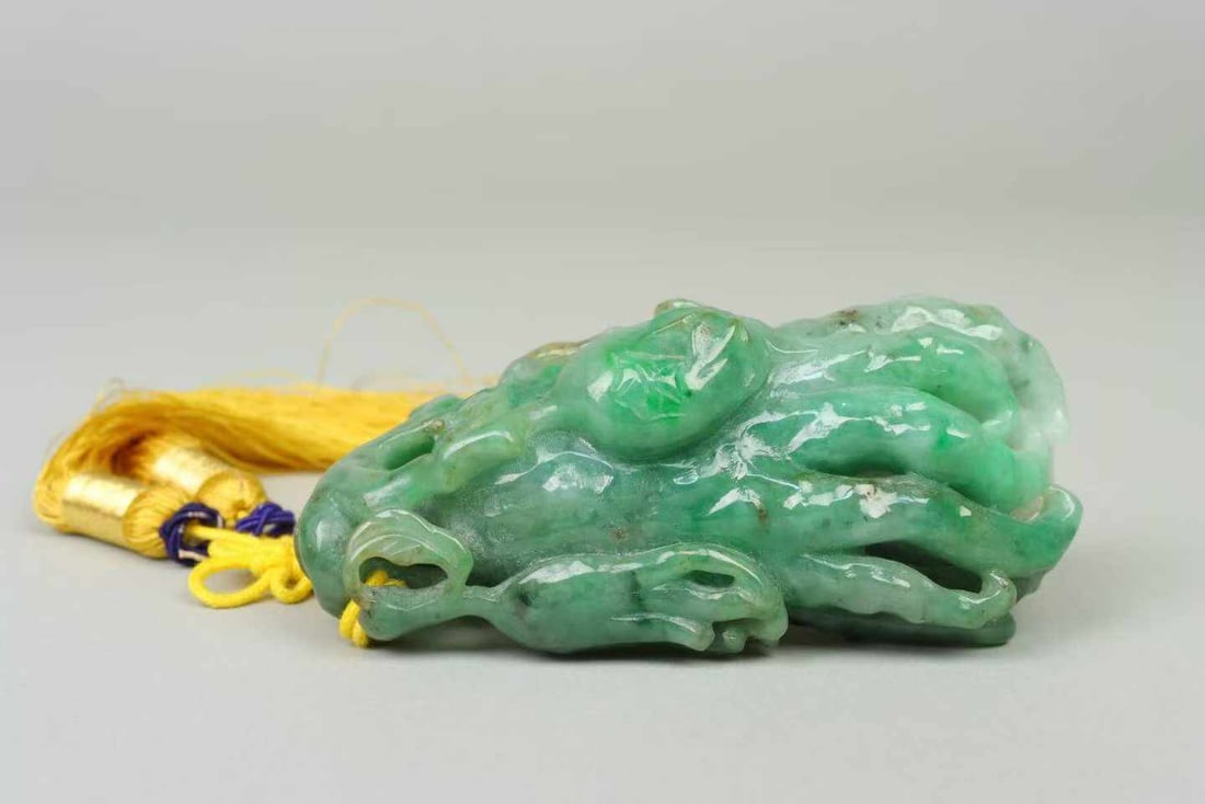 A Qing Dynasty jade carved Buddha's hand ornament: The jade Buddha's hand king body is Daran jadeite, the overall Hao is fresh yang green, with Daran's color grain and stone pattern, the texture is warm and transparent, the pulp is glossy, it is the t