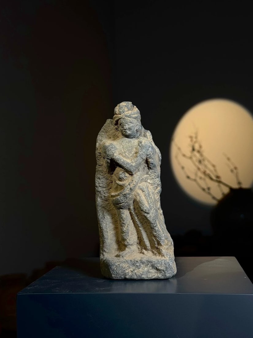 One Gandhara Emperor Shakyamuni from the 2nd to 5th centuries AD: The Gandhara Emperor Shakyamuni broke his head and stuck it in place SIZE: W:6.7cm L:16cm (The Dimensions Of All Batches Are Manually Measured.If You Need More Detailed Information, Please Contact Our