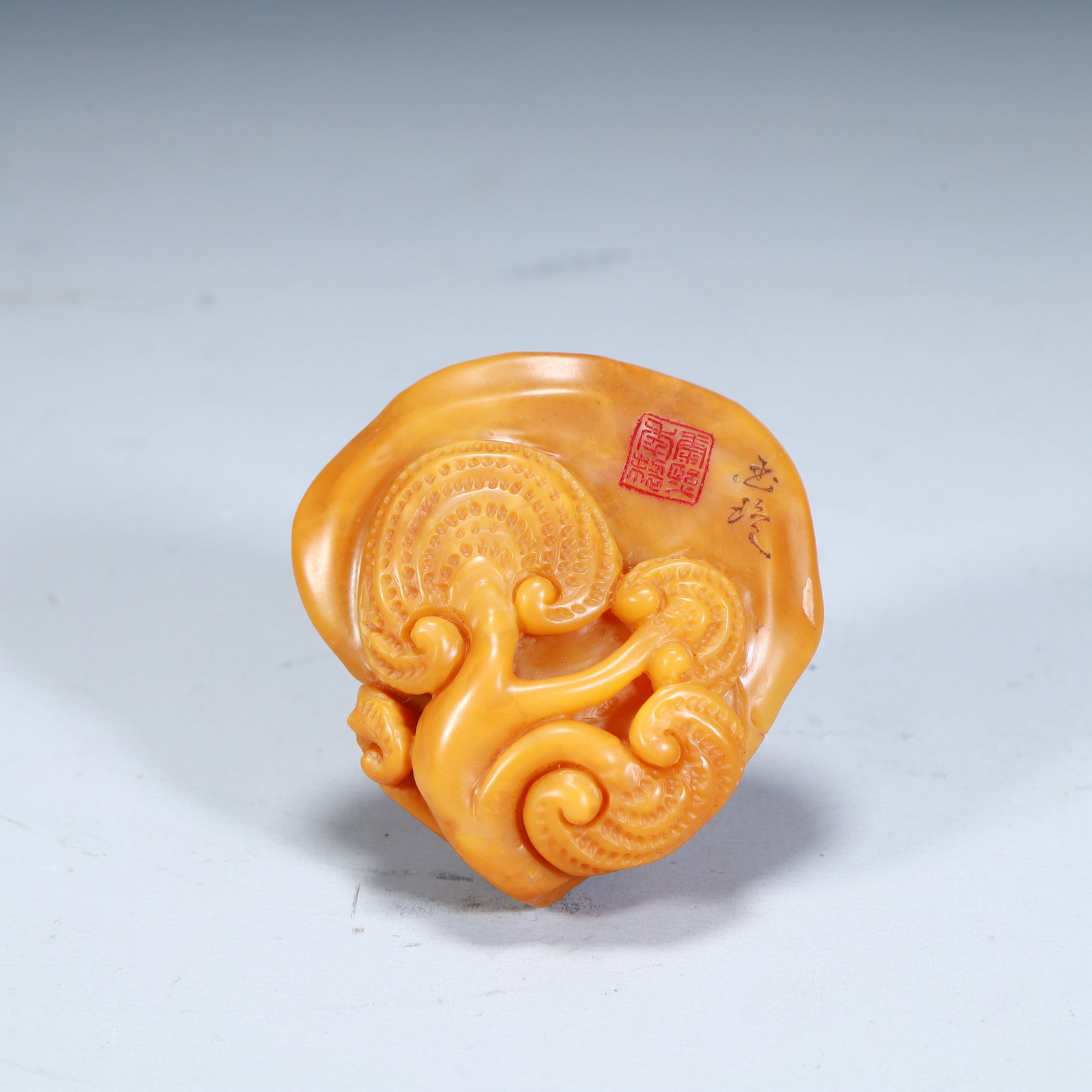 A late Qing Tiantian yellow stone carving Ganoderma lucidum pattern with the shape: In the late Qing Dynasty, the yellow stone carving of Ganoderma lucidum pattern was in shape SIZE: H:6cm L:6cm W:2cm W:67g (The Dimensions Of All Batches Are Manually Measured.If You Need More Detaile