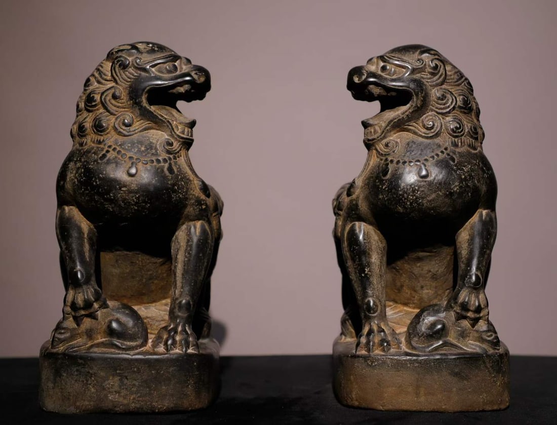 A pair of Tang Dynasty bluestone lions: Tang Dynasty bluestone lion SIZE: H:29cm W:15cm T:13cm (The Dimensions Of All Batches Are Manually Measured.If You Need More Detailed Information, Please Contact Our Customer Service Before Bidding.)