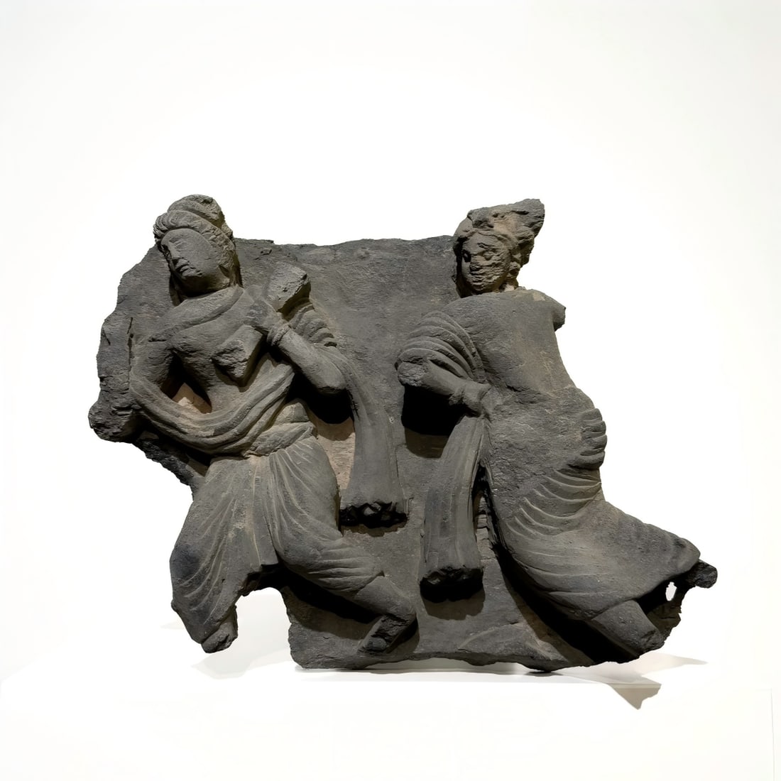 A Gandhara stone carving of shale from the 2nd to 5th centuries AD: Gandhara stone carving SIZE: W:26cm H:20cm (The Dimensions Of All Batches Are Manually Measured.If You Need More Detailed Information, Please Contact Our Customer Service Before Bidding.)
