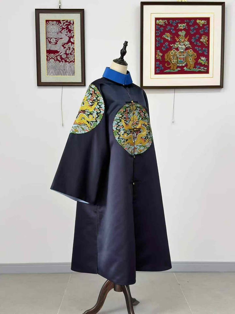 A Qing Dynasty stone blue Qianlong sun and moon seal robe: Qing Dynasty stone blue Qianlong sun and moon seal robe SIZE: AAA (The Dimensions Of All Batches Are Manually Measured.If You Need More Detailed Information, Please Contact Our Customer Service Before