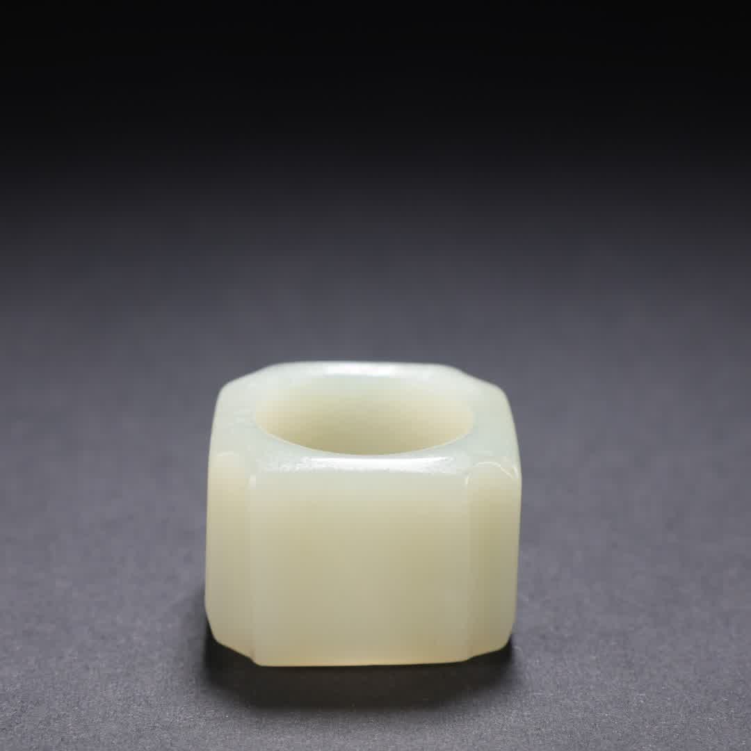 A square finger ring made of Qing Dynasty Hetian jade (1 of 9)