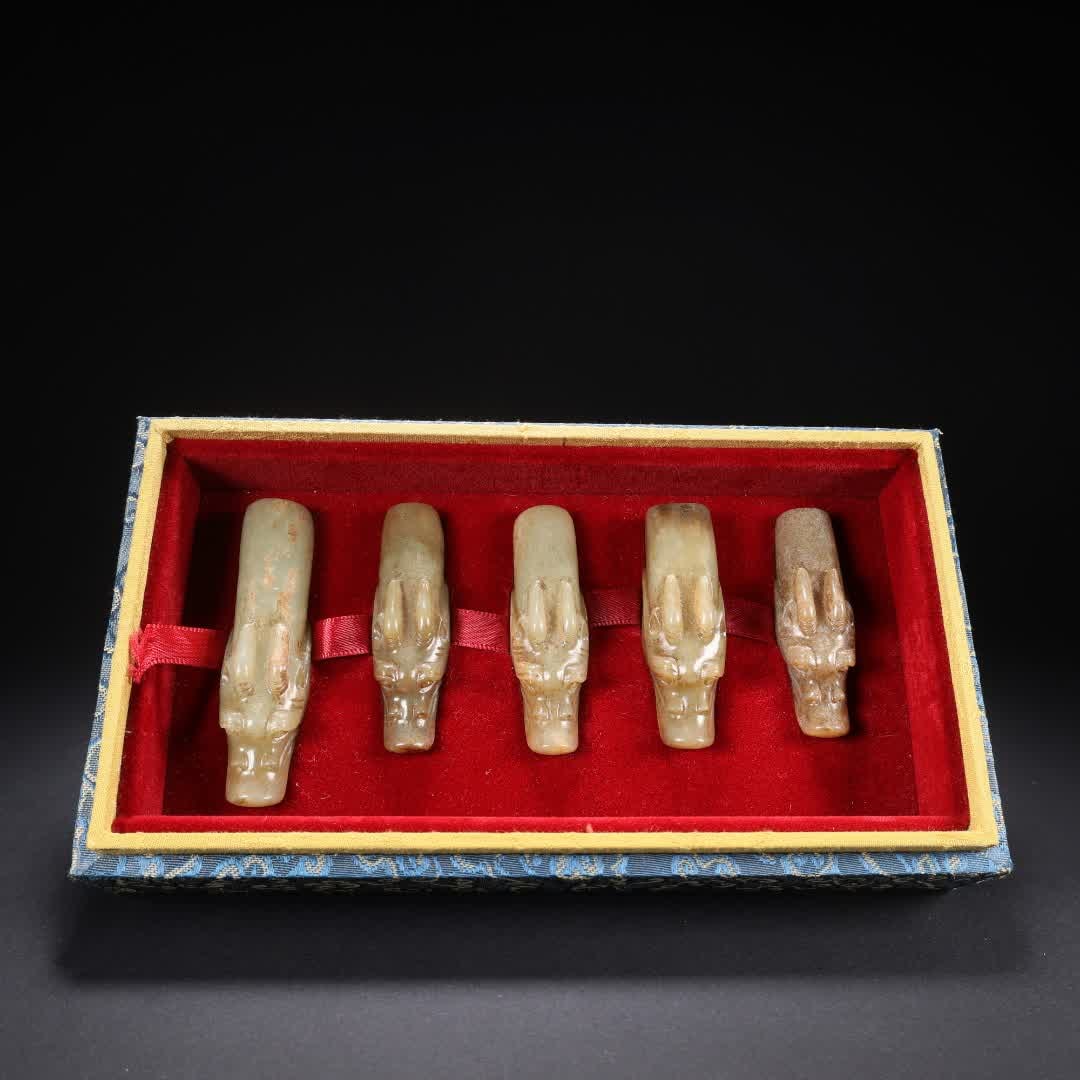 A set of ancient jade dragon heads: A set of ancient jade dragon heads SIZE: Maximum 7.2x2.2x1.9cm Total width: 209g (The Dimensions Of All Batches Are Manually Measured.If You Need More Detailed Information, Please Contact Our Customer