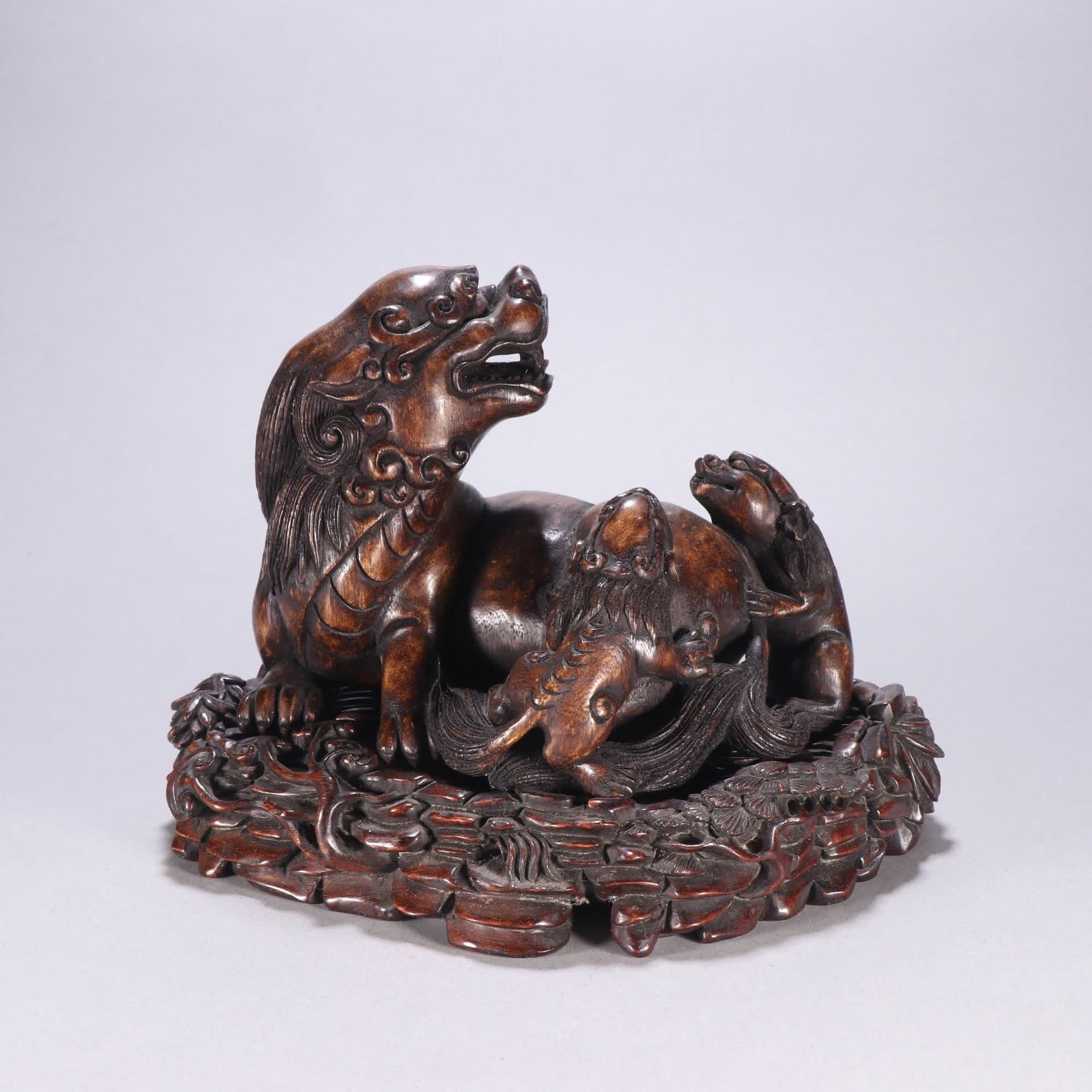 A Qing dynasty agarwood mother and child animal ornament: Qing Dynasty: Agarwood Mother and Child Beast Ornaments SIZE: H:14.5cm W:19cm W:560g (The Dimensions Of All Batches Are Manually Measured.If You Need More Detailed Information, Please Contact Our Cust