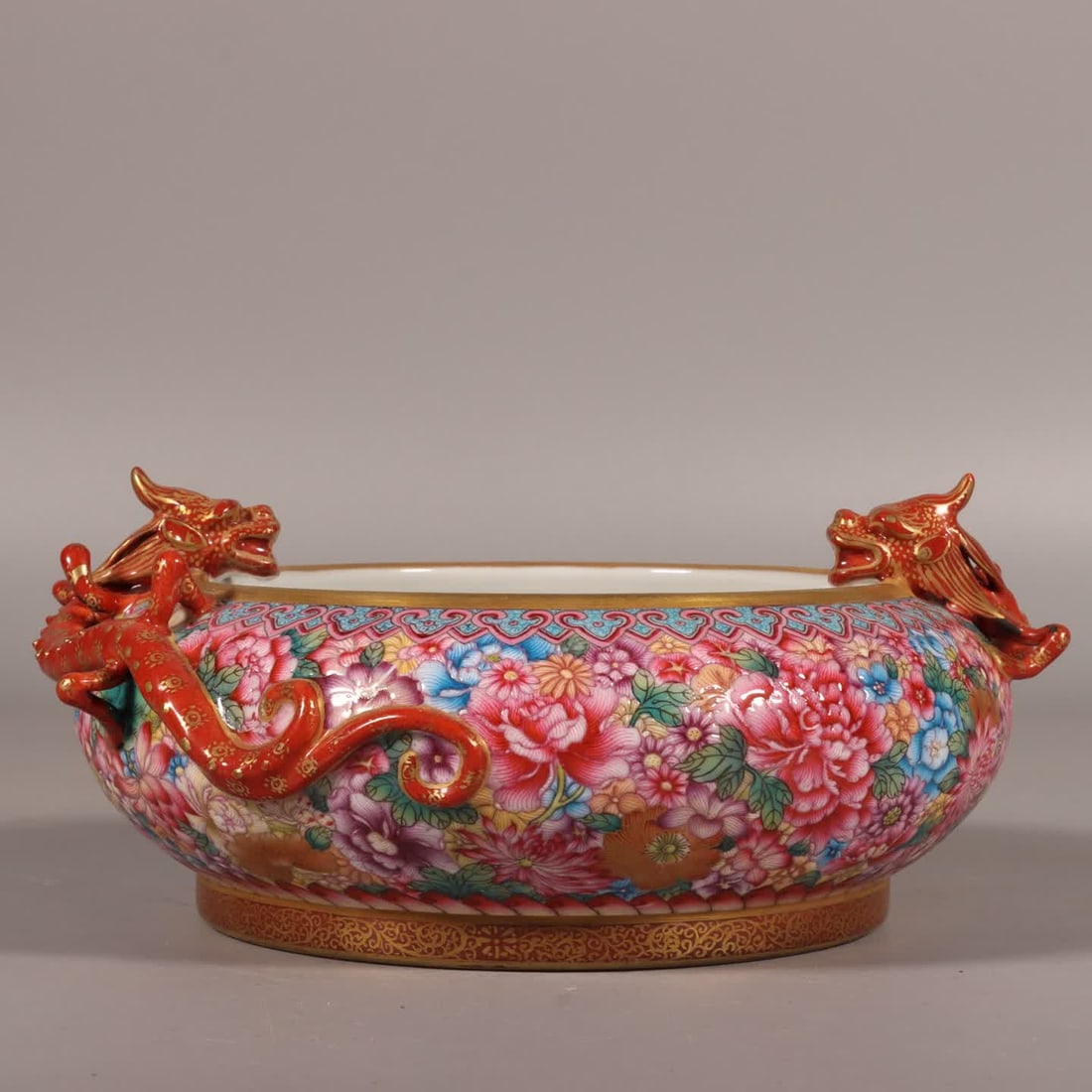 One is a Qing Yongzheng enamel with a multifloral dragon pattern washed in water (1 of 9)