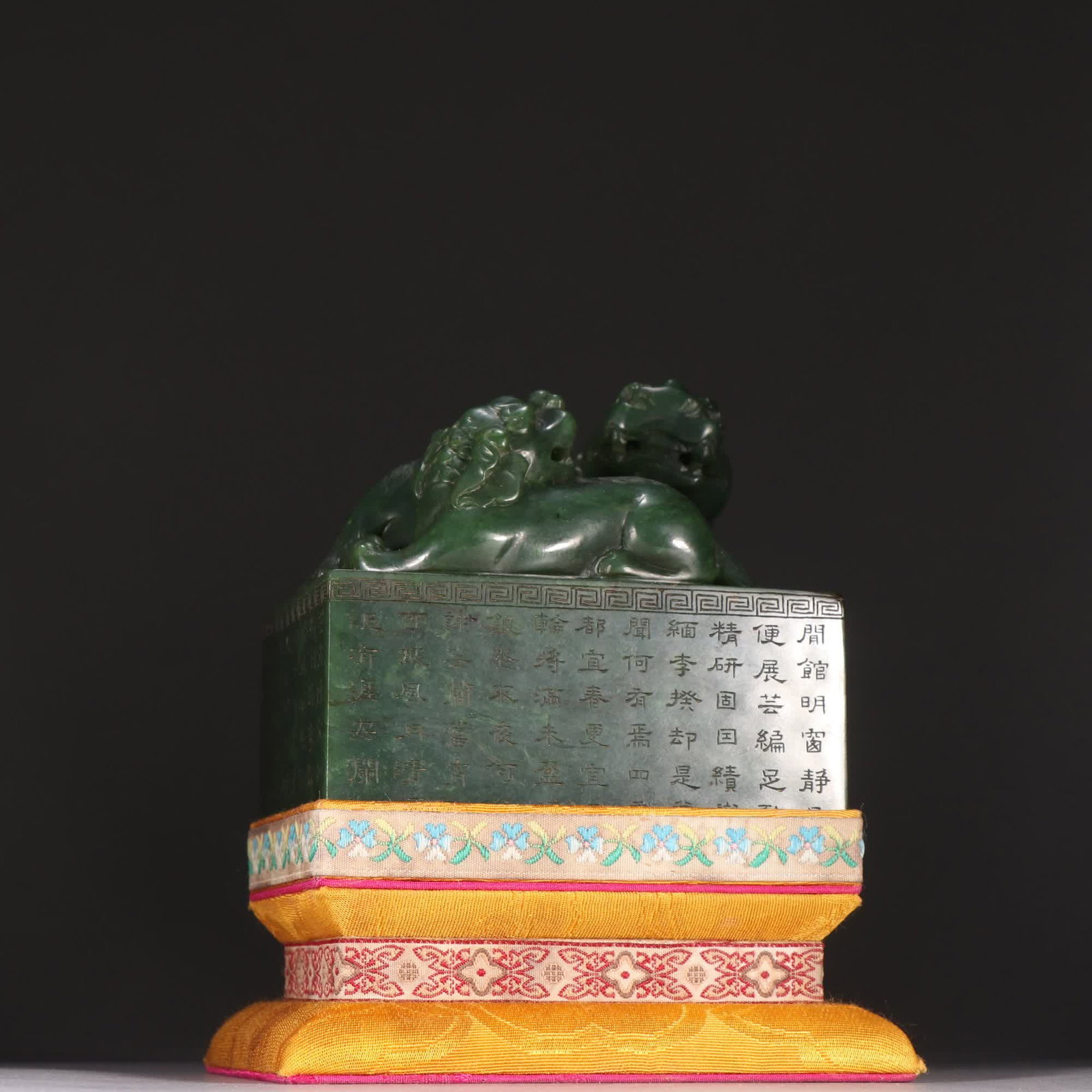 A Qing dynasty jade jade beast-shaped seal: Qing Dynasty Jade Mother-and-Child Beast-Shaped Seal SIZE: H:10.2cm W:10.5cm W:1580.2g (The Dimensions Of All Batches Are Manually Measured.If You Need More Detailed Information, Please Contact Our Cu