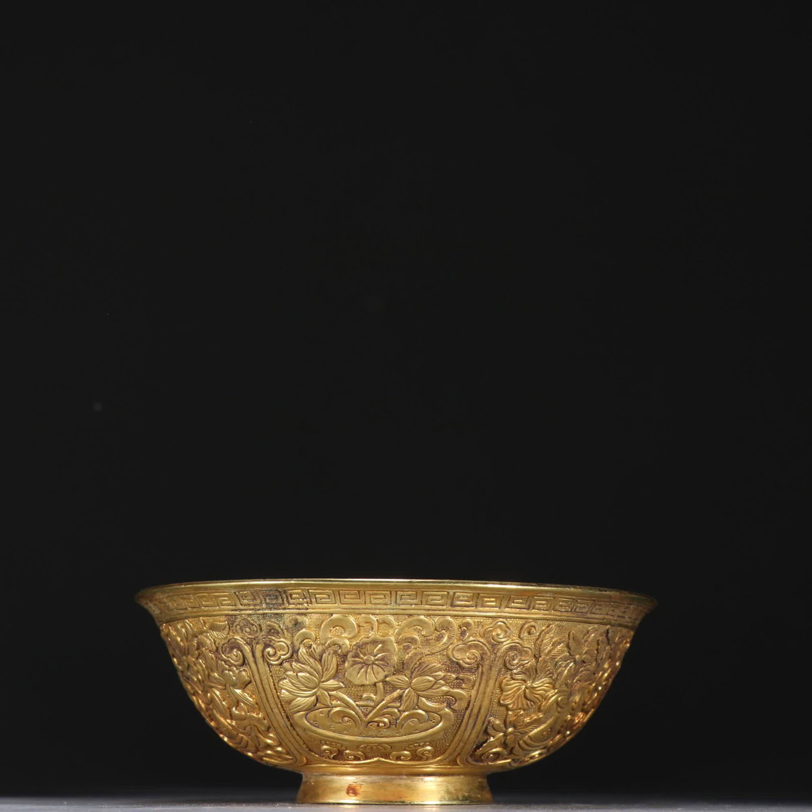 A bronze gilt vase with floral patterns: Bronze gilt vase with floral patterns SIZE: H:4.3cm W:12.5cm W:400g (The Dimensions Of All Batches Are Manually Measured.If You Need More Detailed Information, Please Contact Our Customer Service Befo