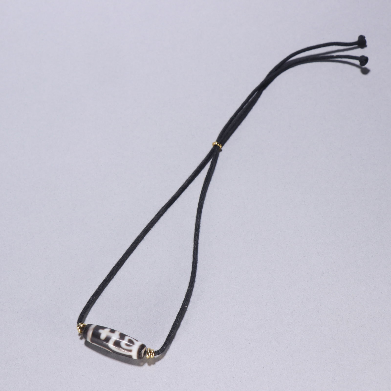 A Qing Dynasty Vase Dzi Bead Pendant: Qing Dynasty Vase Dzi Bead Pendant SIZE: L:3.9cm W:1.2cm W:10g (The Dimensions Of All Batches Are Manually Measured.If You Need More Detailed Information, Please Contact Our Customer Service Before Bi