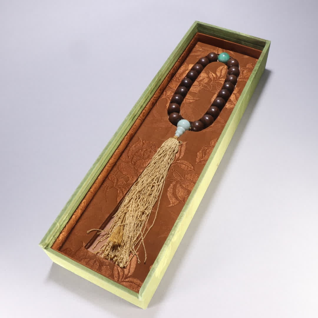 A piece of Qing agarwood, eighteen zi in hand: Qing Dynasty: Eighteen Seeds of Agarwood held in the hand SIZE: Bead diameter 1.6cm W: 78.7g (The Dimensions Of All Batches Are Manually Measured.If You Need More Detailed Information, Please Contact 